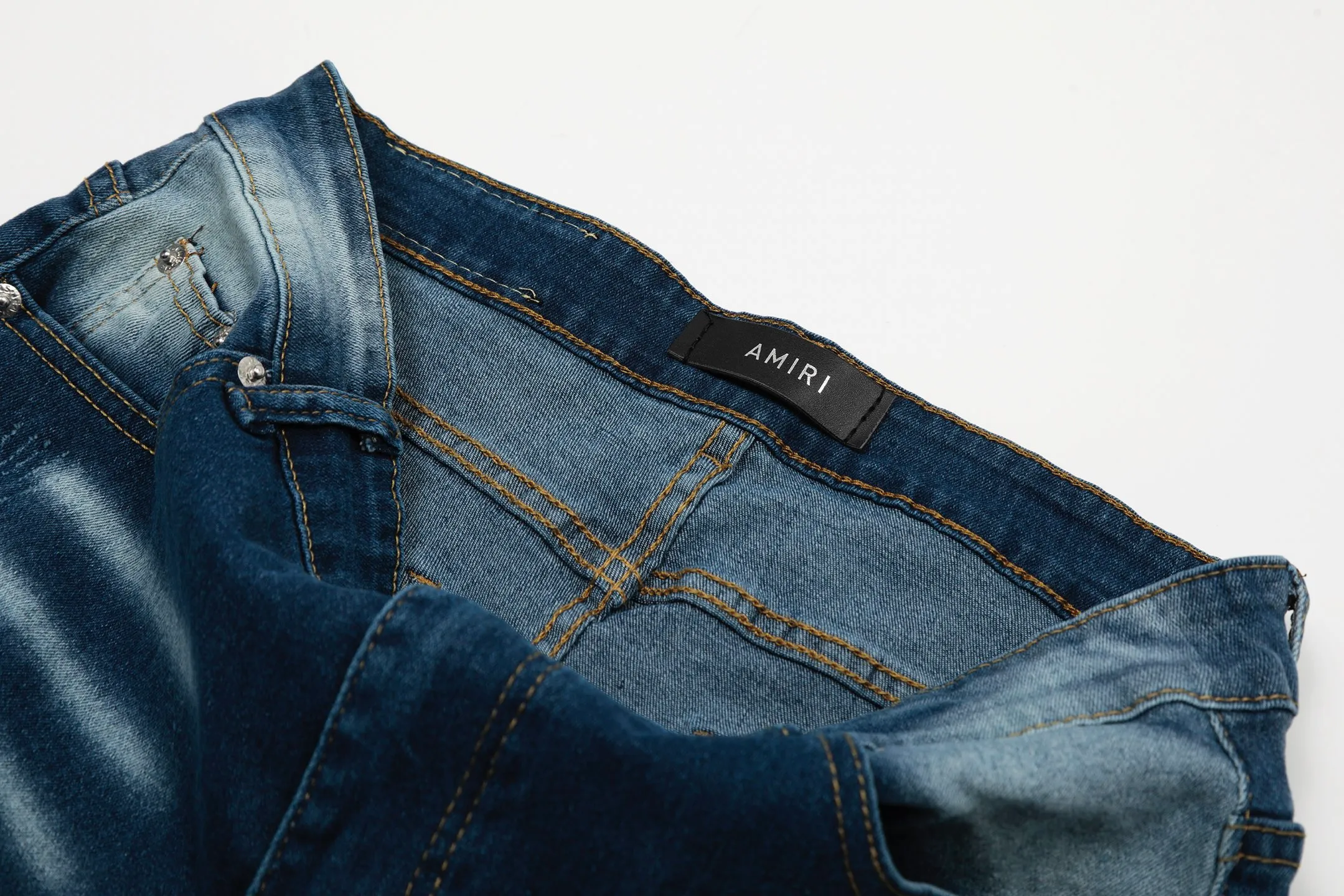 ￼#M05 P168💰 AMIRI splash-ink medal patch embroidered jeans trousers AMIRI high street basic ripped tight stretch jeans trousers Amiriamiri is transliterated as Emil, which is the name of the founder. Mike Amiri, the founder of amiri, grew up in Los Angeles, USA. He was influenced by the local street culture Rock since he was a child, so he founded the amiri brand named after himself. A variety of trendy clothing meets the needs of different trendy players. Amiri clothing has novel and unique styles and is a well-known street brand in the United States. Many of its styles and styles are loved by many street photographers. Various clothing styles meet the needs of different people, show their unique temperament, and show the trend of dressing. amiri's jeans are relatively famous. Not only do they have many styles, but the quality of the jeans is also very good. Many celebrities have also worn amiri brand jeans.  The jeans of the amiri brand break through the production process and cutting of the original jeans. The fabrics are relatively soft and comfortable, and are not as hard as some jeans, which can irritate the skin and cause the skin to bleed when worn. Los Angeles trendy brand Amiri's jeans are made with great detail from tailoring to texture, adding wrinkles, bullet holes, damage and other details to add to the trendiness of the jeans. You can choose the style that suits you according to your own needs. Only when you wear a suitable style can you have a certain sense of fashion.  In recent years, high street has become a word that appears more and more frequently in men's clothing. High street style has also become an important direction for everyone's matching. High street related items are basically inseparable from oversize or off-shoulder tops. The lower body is matched with trackpants or tight-fitting denim. In my opinion, the most representative one is perhaps annihilation. Color; picture color Size: 30-32-34-36