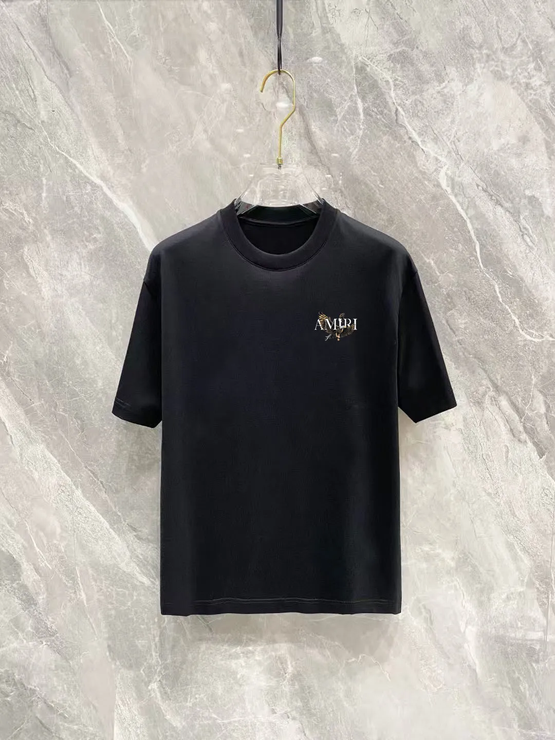 P150 AMIRI 2025 spring and summer new style debut counter, the latest short-sleeved round neck T-shirt, high-end custom design, avant-garde and fashionable! The brand logo is designed with heavy craftsmanship printing, 250 grams of Xinjiang long-staple cotton fabric, comfortable to wear. Counter-level exquisite stitching. Fine workmanship. The upper body effect is incomparably handsome! A must-have item for a stylish man! Color: Black White Size: S-2XL (sub-size) Slightly wide version Size: S M L Due to manual measurement, there is a deviation of about 1-3CM in the size, please forgive me.