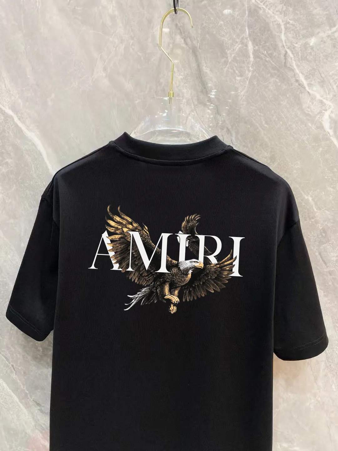 P150 AMIRI 2025 spring and summer new style debut counter, the latest short-sleeved round neck T-shirt, high-end custom design, avant-garde and fashionable! The brand logo is designed with heavy craftsmanship printing, 250 grams of Xinjiang long-staple cotton fabric, comfortable to wear. Counter-level exquisite stitching. Fine workmanship. The upper body effect is incomparably handsome! A must-have item for a stylish man! Color: Black White Size: S-2XL (sub-size) Slightly wide version Size: S M L Due to manual measurement, there is a deviation of about 1-3CM in the size, please forgive me.