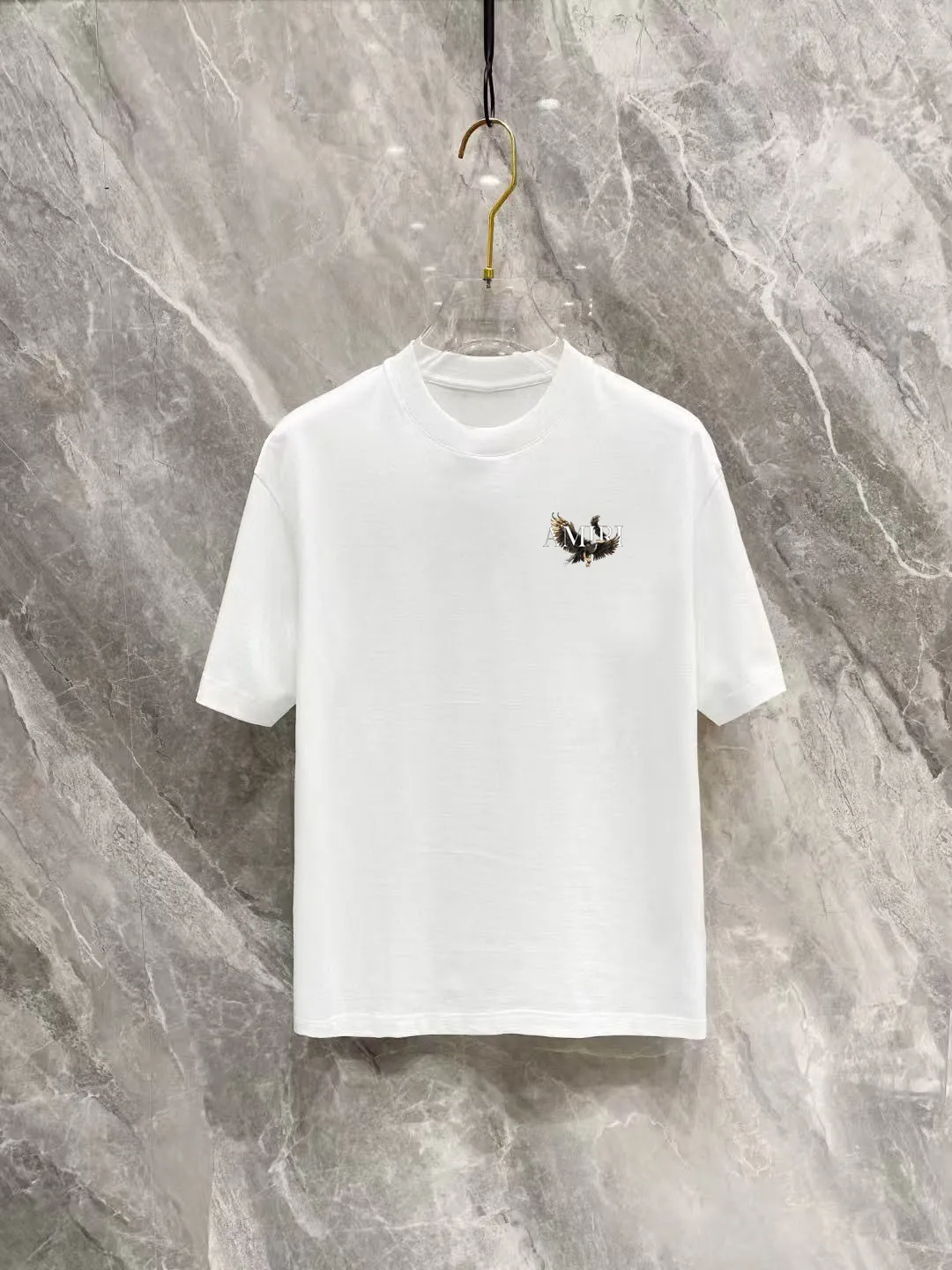 P150 AMIRI 2025 spring and summer new style debut counter, the latest short-sleeved round neck T-shirt, high-end custom design, avant-garde and fashionable! The brand logo is designed with heavy craftsmanship printing, 250 grams of Xinjiang long-staple cotton fabric, comfortable to wear. Counter-level exquisite stitching. Fine workmanship. The upper body effect is incomparably handsome! A must-have item for a stylish man! Color: Black White Size: S-2XL (sub-size) Slightly wide version Size: S M L Due to manual measurement, there is a deviation of about 1-3CM in the size, please forgive me.