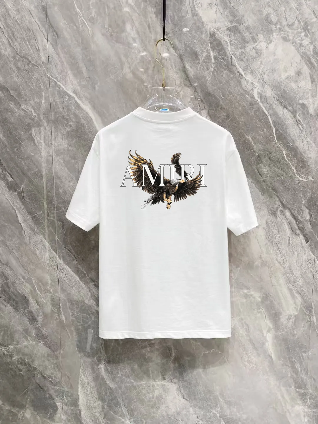P150 AMIRI 2025 spring and summer new style debut counter, the latest short-sleeved round neck T-shirt, high-end custom design, avant-garde and fashionable! The brand logo is designed with heavy craftsmanship printing, 250 grams of Xinjiang long-staple cotton fabric, comfortable to wear. Counter-level exquisite stitching. Fine workmanship. The upper body effect is incomparably handsome! A must-have item for a stylish man! Color: Black White Size: S-2XL (sub-size) Slightly wide version Size: S M L Due to manual measurement, there is a deviation of about 1-3CM in the size, please forgive me.