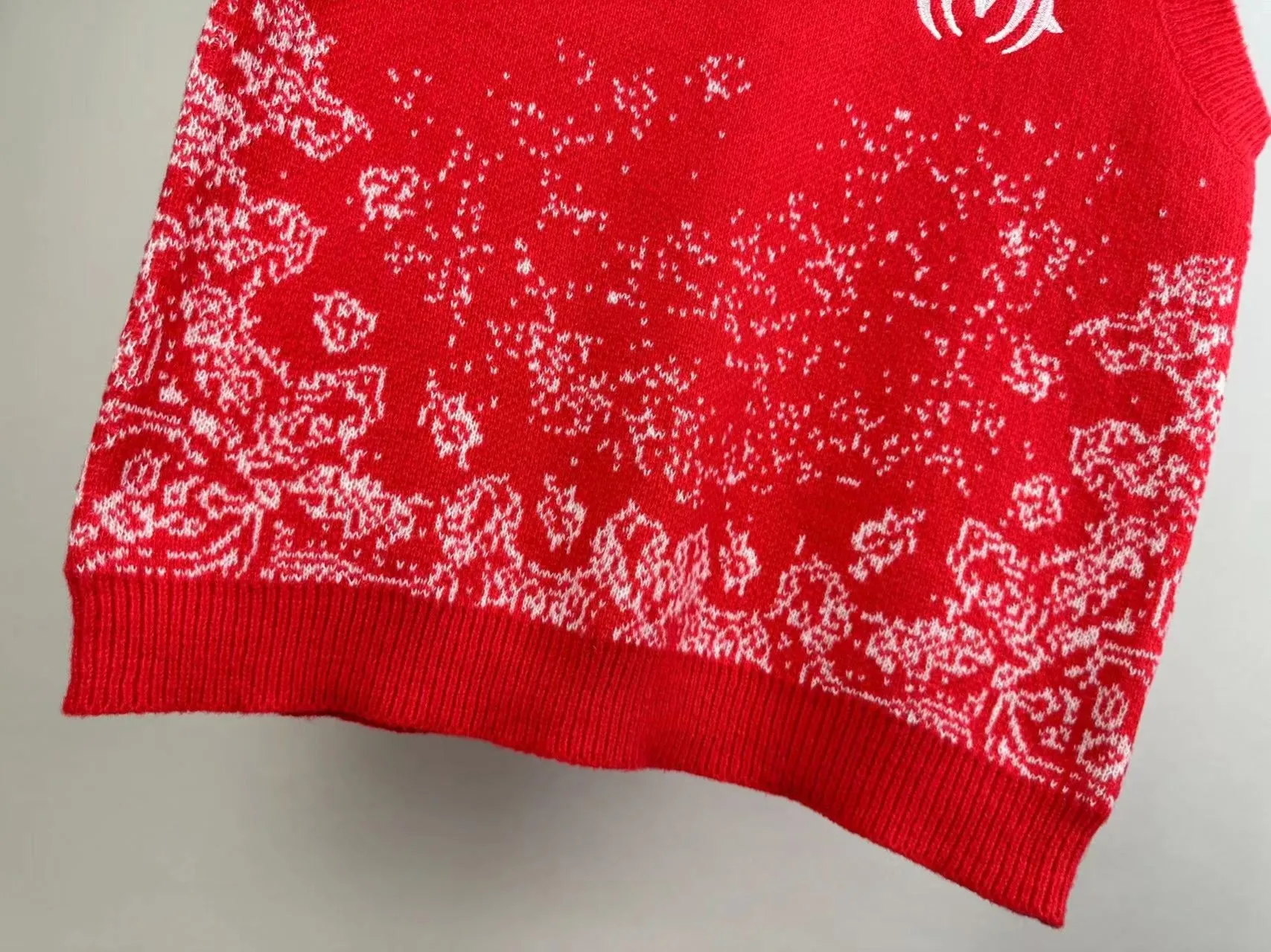 P190 🎉AMIRI vest sweater, Amiri exclusive logo embroidered on the front, letter logo embroidered on the back Color: Red Black Size: S M L XL XXL