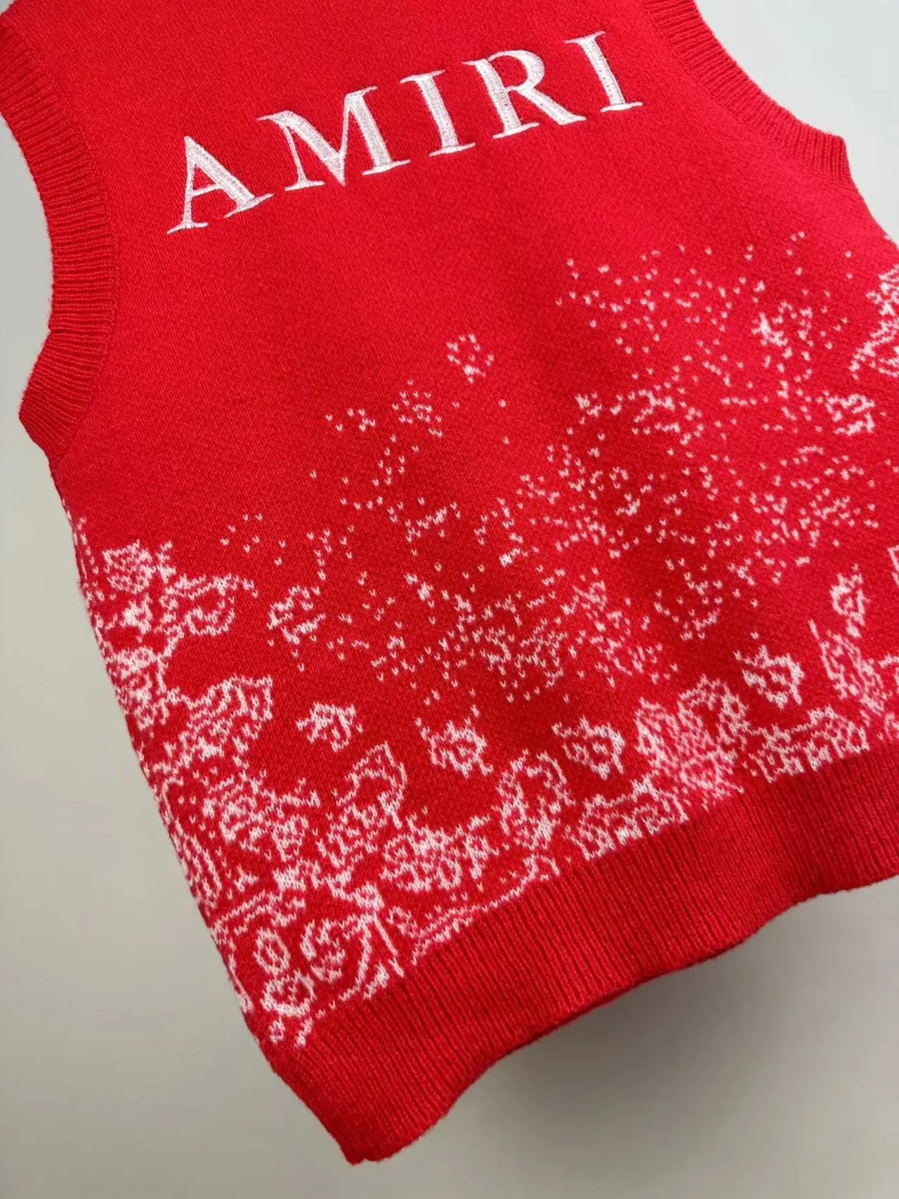 P190 🎉AMIRI vest sweater, Amiri exclusive logo embroidered on the front, letter logo embroidered on the back Color: Red Black Size: S M L XL XXL
