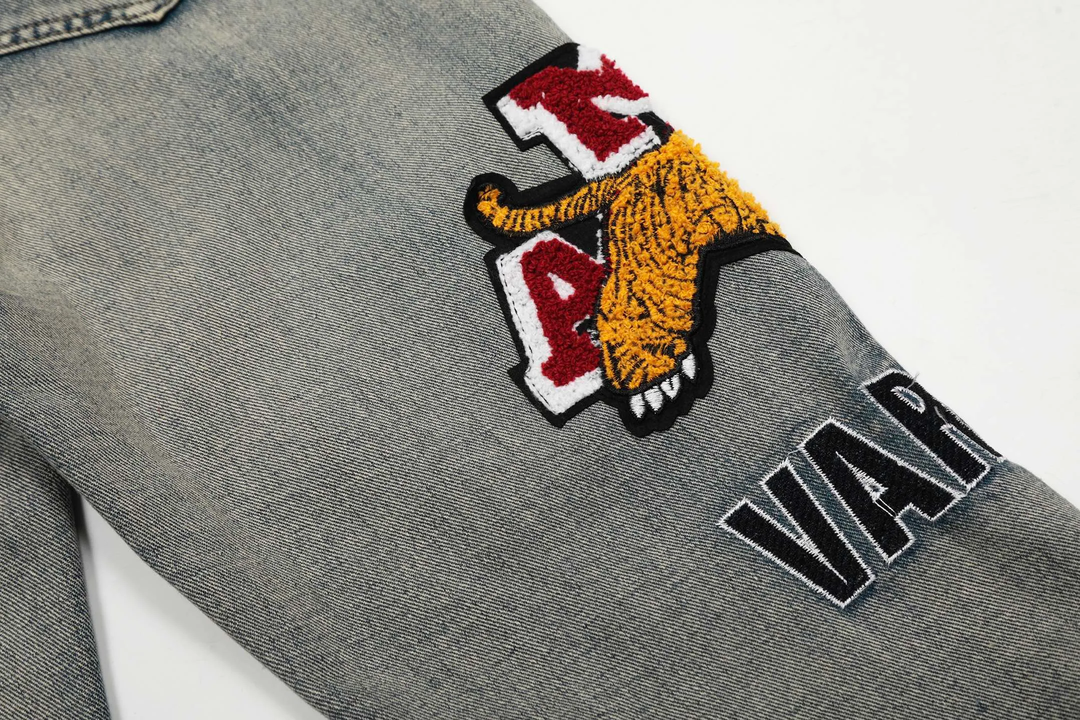 #M15 P168💰 Heavy AMIRI 24ss Embroidery Tiger🐯 High Street Jeans Slim Fit Stretch Washed Knife Cut Hole Trousers FOG High Street Men's Fashion AMIRI amiri is transliterated as Emil, which is the name of the founder. Mike Amiri, the founder of amiri, grew up in Los Angeles, USA, and was influenced by local street culture and Punk Rock since he was a child. Due to his influence, he founded the amiri brand named after himself. A variety of trendy clothing meets the needs of different fashion players. Amiri clothing has novel and unique styles and is a well-known street brand in the United States. The styles and styles of many clothes are loved by many street photographers. The various clothing styles meet the dressing needs of different people, show their unique temperament, and show the trend of dressing. amiri's jeans are relatively famous. Not only do they have many styles, but the quality of the jeans is also very good. Many celebrities have also worn amiri brand jeans. Color: Picture color Size: 30-32-34-36