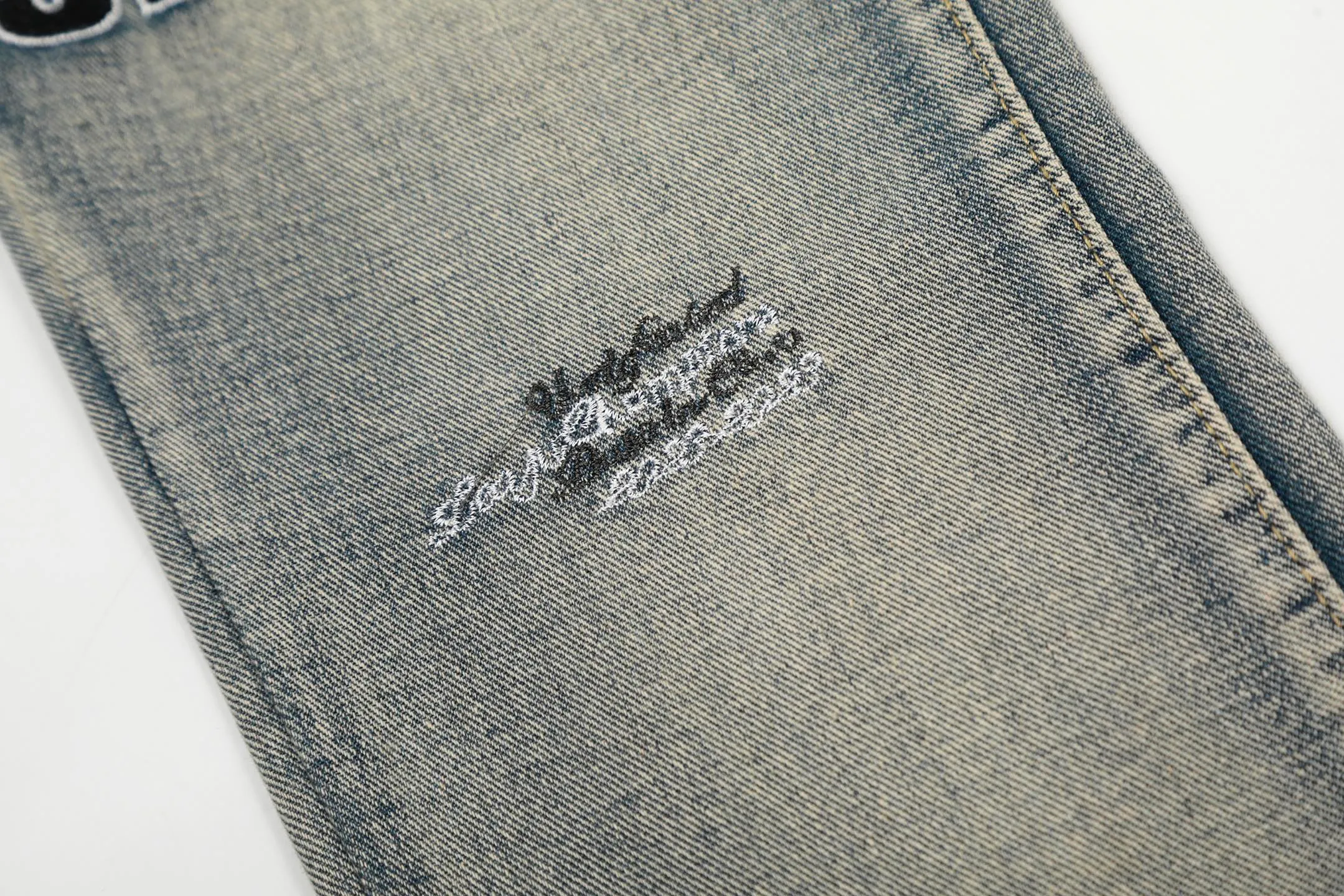 #M15 P168💰 Heavy AMIRI 24ss Embroidery Tiger🐯 High Street Jeans Slim Fit Stretch Washed Knife Cut Hole Trousers FOG High Street Men's Fashion AMIRI amiri is transliterated as Emil, which is the name of the founder. Mike Amiri, the founder of amiri, grew up in Los Angeles, USA, and was influenced by local street culture and Punk Rock since he was a child. Due to his influence, he founded the amiri brand named after himself. A variety of trendy clothing meets the needs of different fashion players. Amiri clothing has novel and unique styles and is a well-known street brand in the United States. The styles and styles of many clothes are loved by many street photographers. The various clothing styles meet the dressing needs of different people, show their unique temperament, and show the trend of dressing. amiri's jeans are relatively famous. Not only do they have many styles, but the quality of the jeans is also very good. Many celebrities have also worn amiri brand jeans. Color: Picture color Size: 30-32-34-36