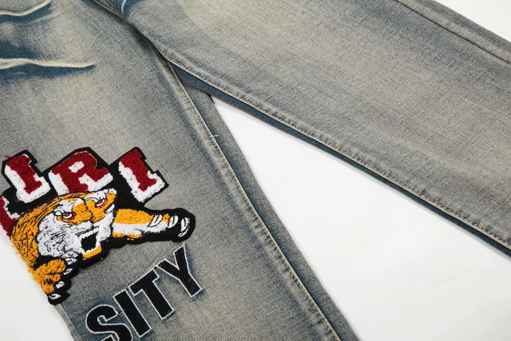 #M15 P168💰 Heavy AMIRI 24ss Embroidery Tiger🐯 High Street Jeans Slim Fit Stretch Washed Knife Cut Hole Trousers FOG High Street Men's Fashion AMIRI amiri is transliterated as Emil, which is the name of the founder. Mike Amiri, the founder of amiri, grew up in Los Angeles, USA, and was influenced by local street culture and Punk Rock since he was a child. Due to his influence, he founded the amiri brand named after himself. A variety of trendy clothing meets the needs of different fashion players. Amiri clothing has novel and unique styles and is a well-known street brand in the United States. The styles and styles of many clothes are loved by many street photographers. The various clothing styles meet the dressing needs of different people, show their unique temperament, and show the trend of dressing. amiri's jeans are relatively famous. Not only do they have many styles, but the quality of the jeans is also very good. Many celebrities have also worn amiri brand jeans. Color: Picture color Size: 30-32-34-36