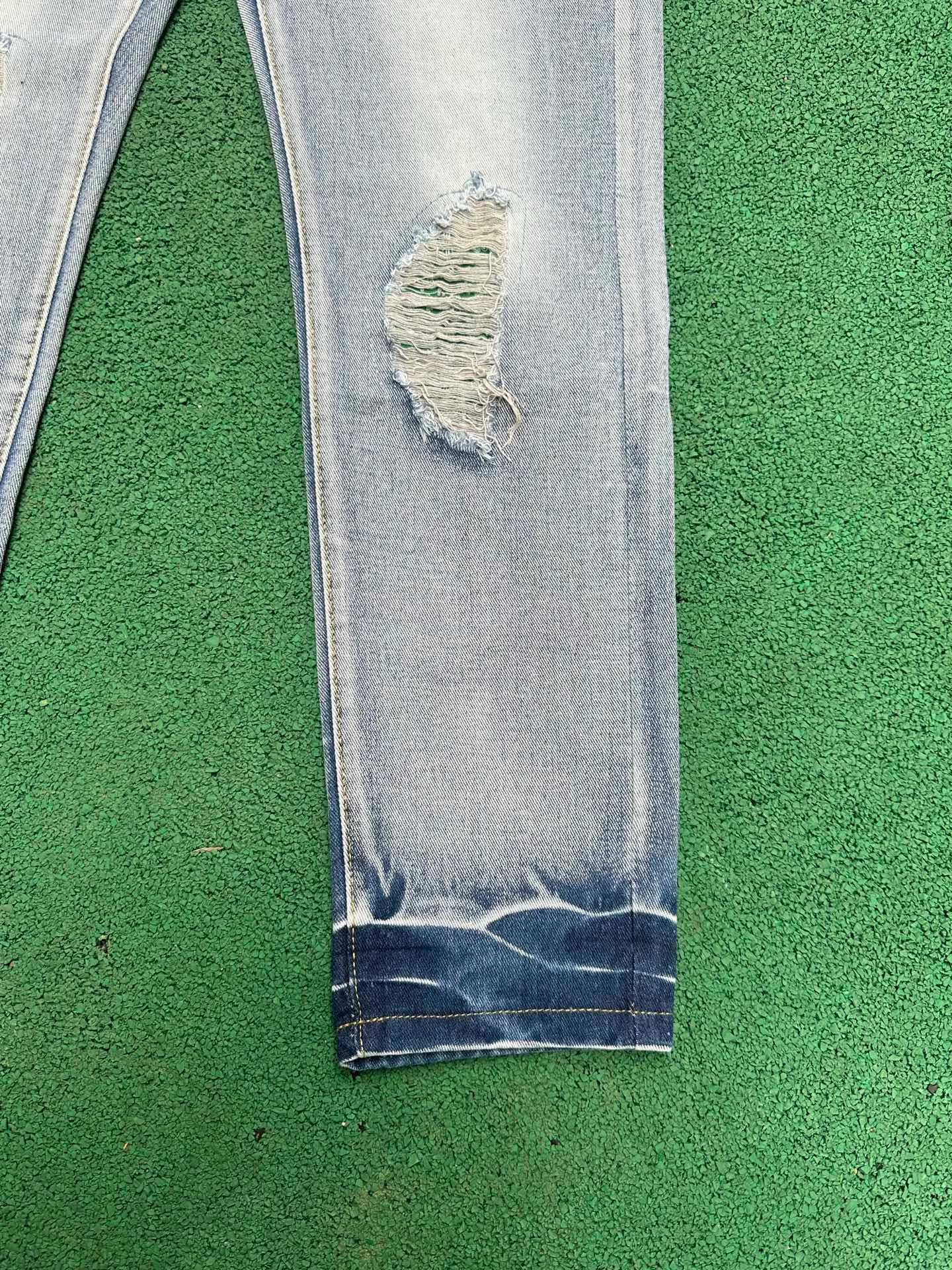 #M90 P168💰 AMIRI patch embroidery jeans trousers AMIRI high street basic ripped tight elastic jeans trousers amiri brand jeans break the production process and cutting of the original jeans, the fabrics are softer and more comfortable Hand-sewn collar label Customized logo buttons Genuine leather tag Color: Picture color Size: 30-32-34-36