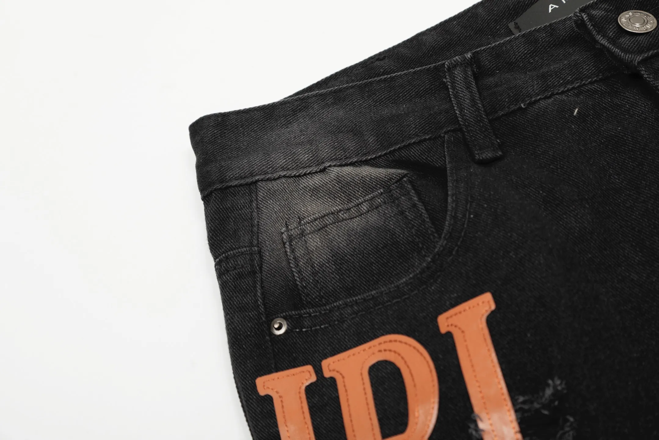 #M24 P168💰 Amiri classic letter embroidery ripped washed small-foot jeans Slim-fitting small-foot jeans Produced by a major washed factory Full of high-end sense Partial destruction of the knees with leather design Already used as a facade design Leather waist nameplate The focus of this style is not on washing, but on the shape and version of the destruction The secret lies in the craftsmanship of the master. The cost of post-processing, grinding, cutting, etc. is far beyond the cost of assembly line products. Color: Picture color Size: 30-32-34-36