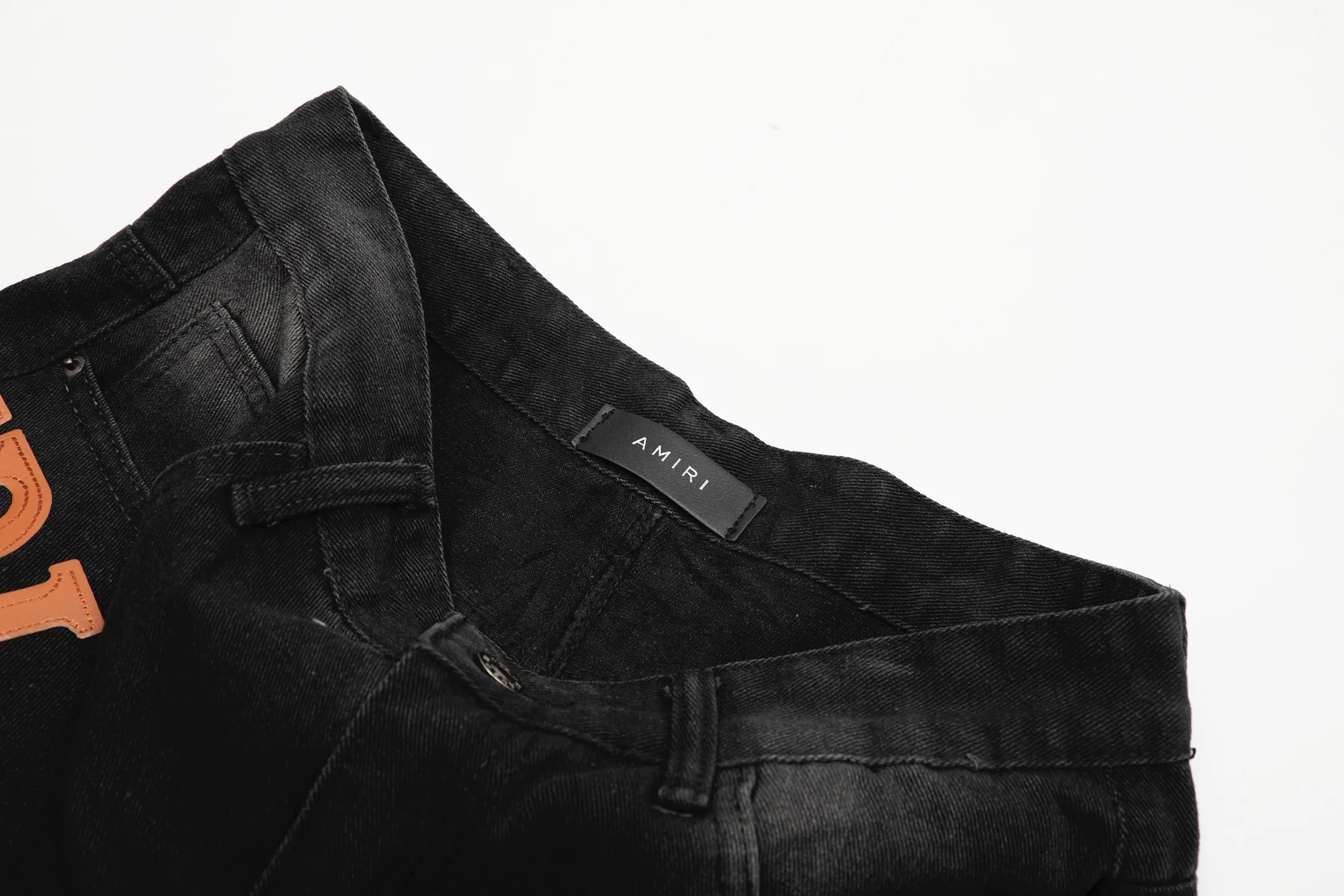#M24 P168💰 Amiri classic letter embroidery ripped washed small-foot jeans Slim-fitting small-foot jeans Produced by a major washed factory Full of high-end sense Partial destruction of the knees with leather design Already used as a facade design Leather waist nameplate The focus of this style is not on washing, but on the shape and version of the destruction The secret lies in the craftsmanship of the master. The cost of post-processing, grinding, cutting, etc. is far beyond the cost of assembly line products. Color: Picture color Size: 30-32-34-36