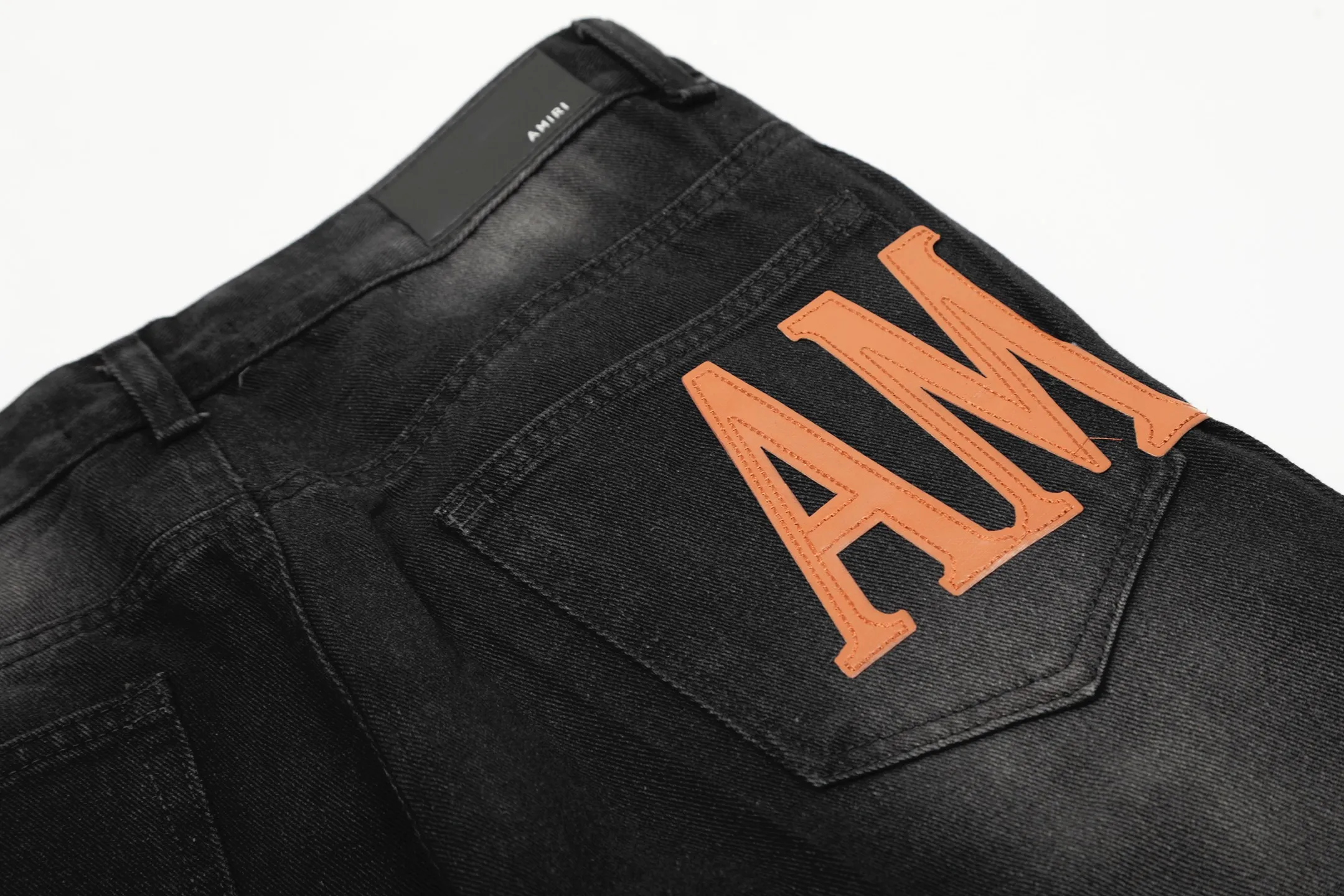 #M24 P168💰 Amiri classic letter embroidery ripped washed small-foot jeans Slim-fitting small-foot jeans Produced by a major washed factory Full of high-end sense Partial destruction of the knees with leather design Already used as a facade design Leather waist nameplate The focus of this style is not on washing, but on the shape and version of the destruction The secret lies in the craftsmanship of the master. The cost of post-processing, grinding, cutting, etc. is far beyond the cost of assembly line products. Color: Picture color Size: 30-32-34-36