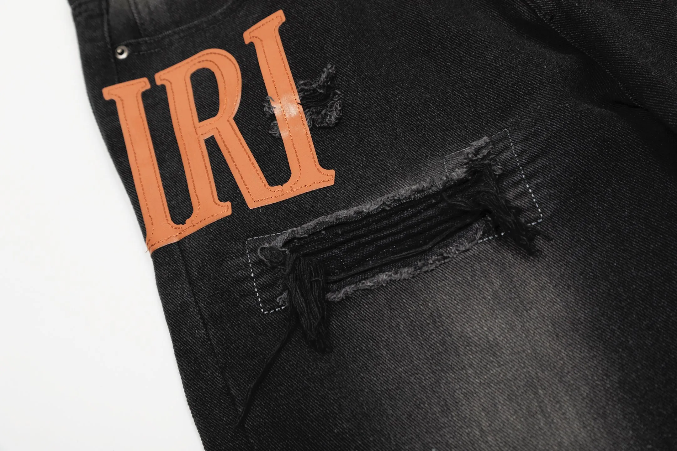 #M24 P168💰 Amiri classic letter embroidery ripped washed small-foot jeans Slim-fitting small-foot jeans Produced by a major washed factory Full of high-end sense Partial destruction of the knees with leather design Already used as a facade design Leather waist nameplate The focus of this style is not on washing, but on the shape and version of the destruction The secret lies in the craftsmanship of the master. The cost of post-processing, grinding, cutting, etc. is far beyond the cost of assembly line products. Color: Picture color Size: 30-32-34-36