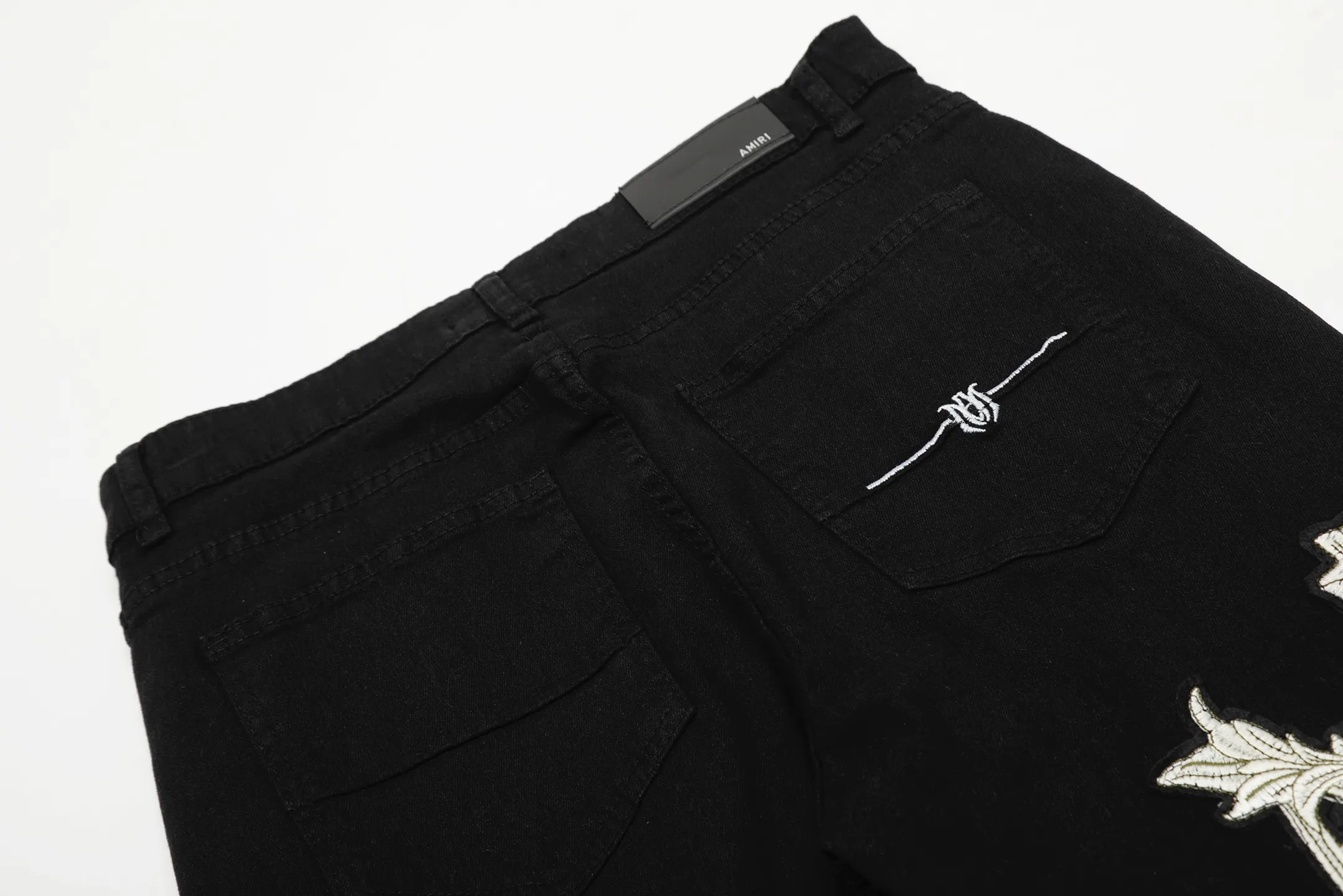 #M02 P168💰 AMIRI patch embroidery jeans trousers AMIRI high street basic ripped tight elastic jeans trousers amiri brand jeans break the production process and cutting of the original jeans, the fabrics are softer and more comfortable Hand-sewn collar label Customized logo buttons Genuine leather tag Color: black Size: 30-32-34-36