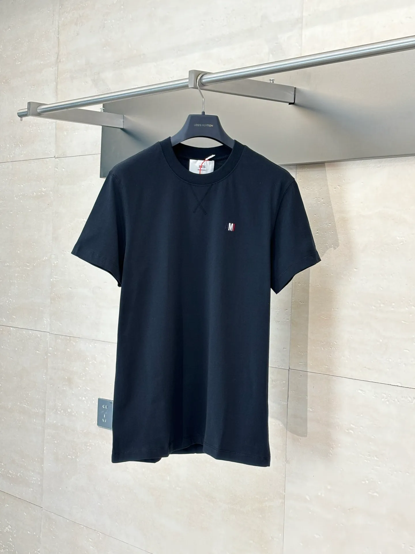 🅿️260 Ami Paris*/25Ss new capsule embroidery short-sleeved T-shirt. Customized luxurious and high-quality cotton essence. Soft and delicate, comfortable and skin-friendly. Pure beige as the main color, as soft and tolerant as clouds. Blue, white and red AMI capsule embroidery on the chest. The collision of blue, white and red colors is like a smart artistic symbol. It complements the rear ❤️A to add brand recognition with a minimalist shape. Contains the soul of fashion, adopts imported machine embroidery technology, uses advanced computer control systems and precision mechanical components to realize Ami capsule three-color embroidery and ❤️A embroidery operations with high precision, smooth and delicate lines Size: S/M/L/XL