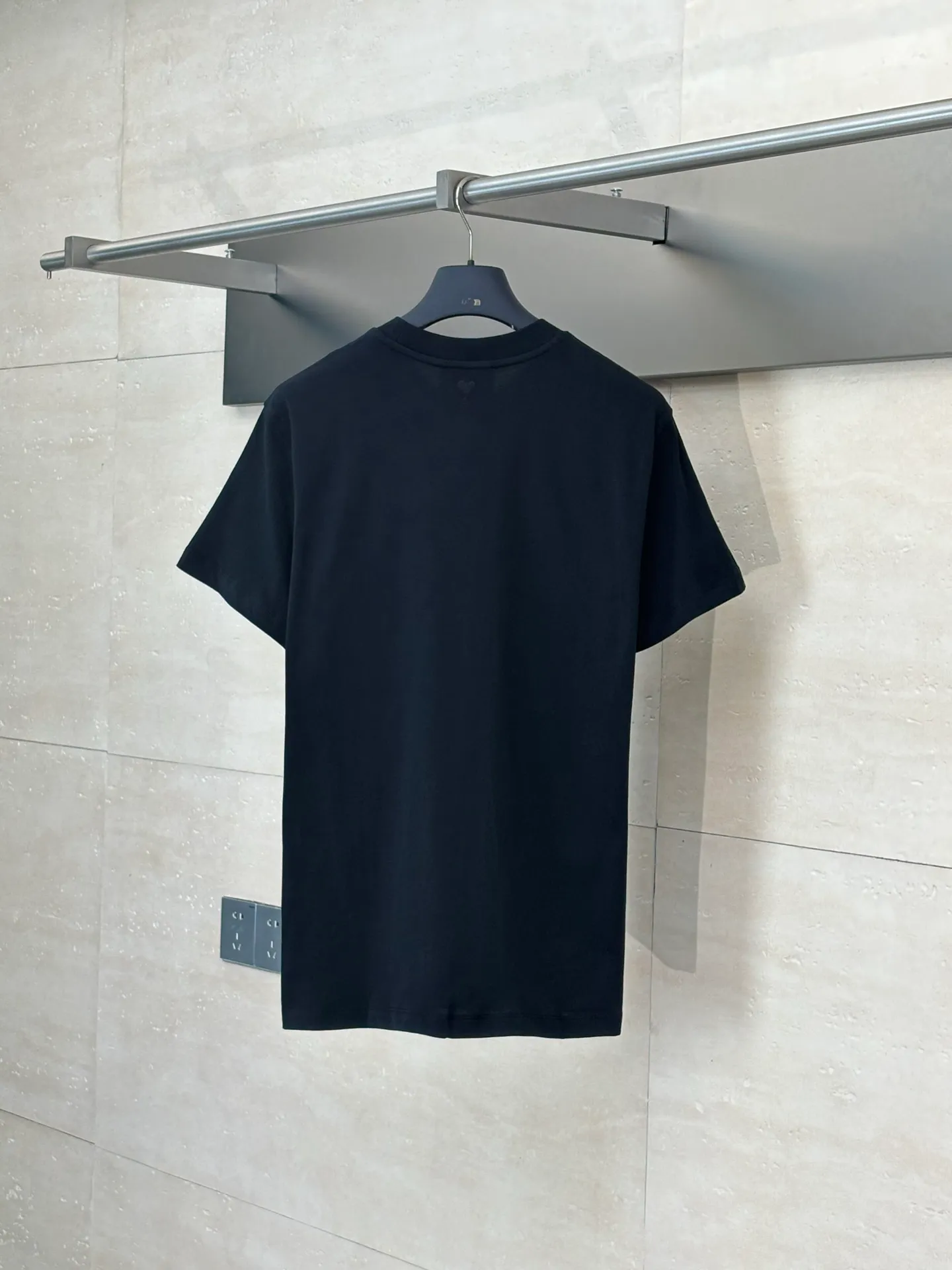 🅿️260 Ami Paris*/25Ss new capsule embroidery short-sleeved T-shirt. Customized luxurious and high-quality cotton essence. Soft and delicate, comfortable and skin-friendly. Pure beige as the main color, as soft and tolerant as clouds. Blue, white and red AMI capsule embroidery on the chest. The collision of blue, white and red colors is like a smart artistic symbol. It complements the rear ❤️A to add brand recognition with a minimalist shape. Contains the soul of fashion, adopts imported machine embroidery technology, uses advanced computer control systems and precision mechanical components to realize Ami capsule three-color embroidery and ❤️A embroidery operations with high precision, smooth and delicate lines Size: S/M/L/XL