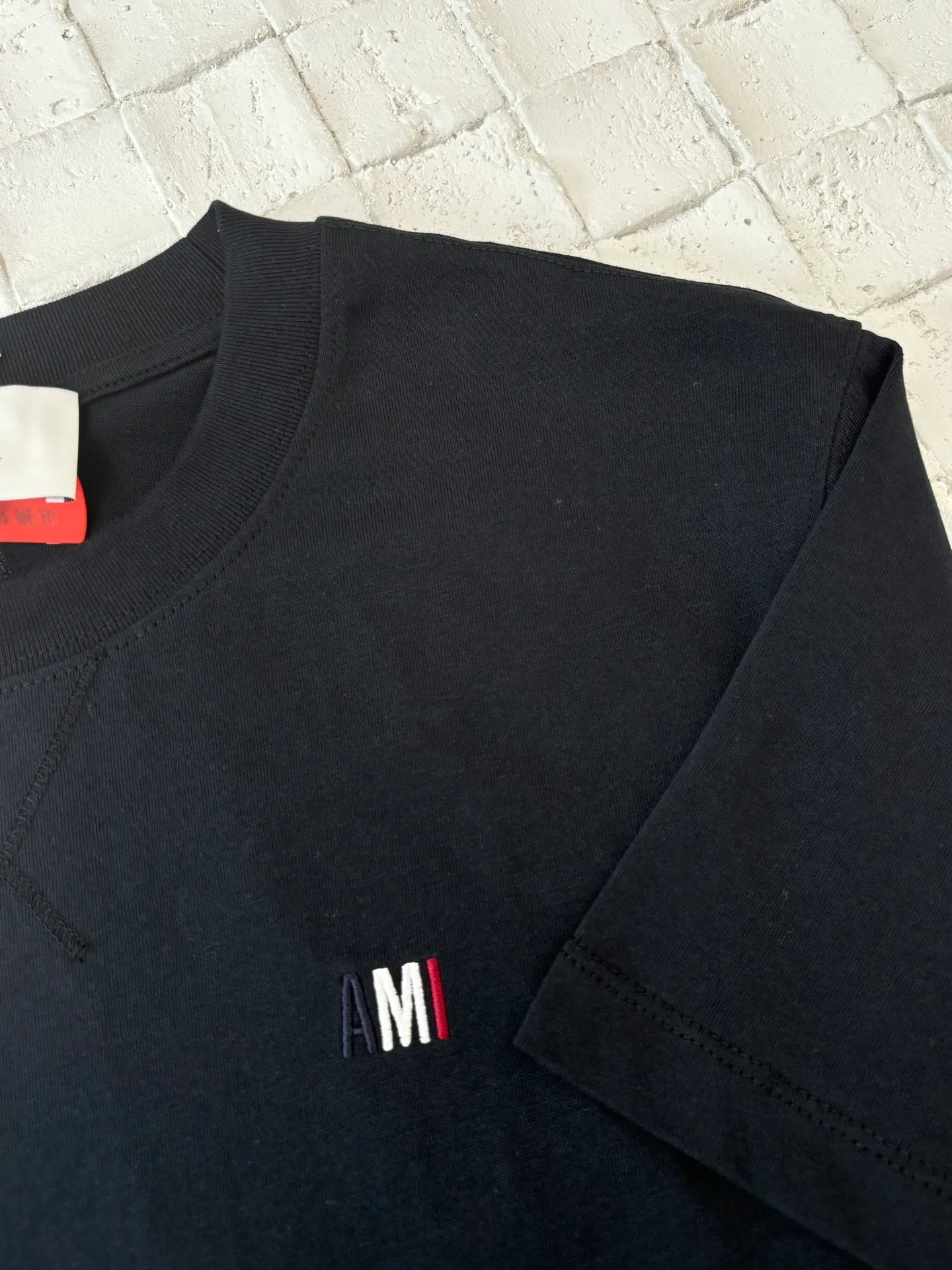 🅿️260 Ami Paris*/25Ss new capsule embroidery short-sleeved T-shirt. Customized luxurious and high-quality cotton essence. Soft and delicate, comfortable and skin-friendly. Pure beige as the main color, as soft and tolerant as clouds. Blue, white and red AMI capsule embroidery on the chest. The collision of blue, white and red colors is like a smart artistic symbol. It complements the rear ❤️A to add brand recognition with a minimalist shape. Contains the soul of fashion, adopts imported machine embroidery technology, uses advanced computer control systems and precision mechanical components to realize Ami capsule three-color embroidery and ❤️A embroidery operations with high precision, smooth and delicate lines Size: S/M/L/XL