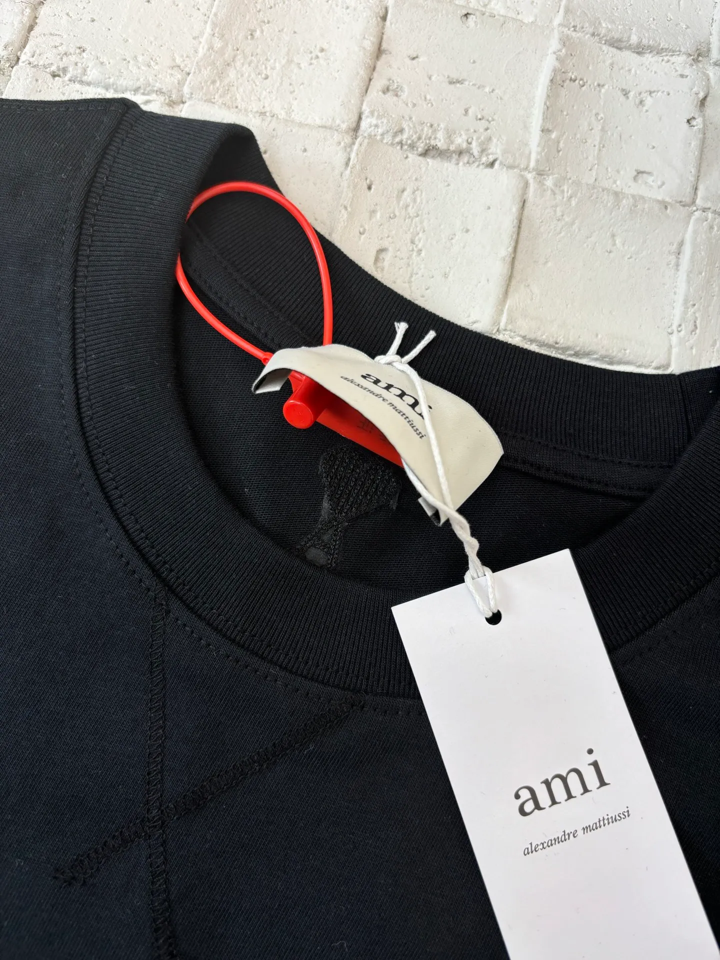 🅿️260 Ami Paris*/25Ss new capsule embroidery short-sleeved T-shirt. Customized luxurious and high-quality cotton essence. Soft and delicate, comfortable and skin-friendly. Pure beige as the main color, as soft and tolerant as clouds. Blue, white and red AMI capsule embroidery on the chest. The collision of blue, white and red colors is like a smart artistic symbol. It complements the rear ❤️A to add brand recognition with a minimalist shape. Contains the soul of fashion, adopts imported machine embroidery technology, uses advanced computer control systems and precision mechanical components to realize Ami capsule three-color embroidery and ❤️A embroidery operations with high precision, smooth and delicate lines Size: S/M/L/XL