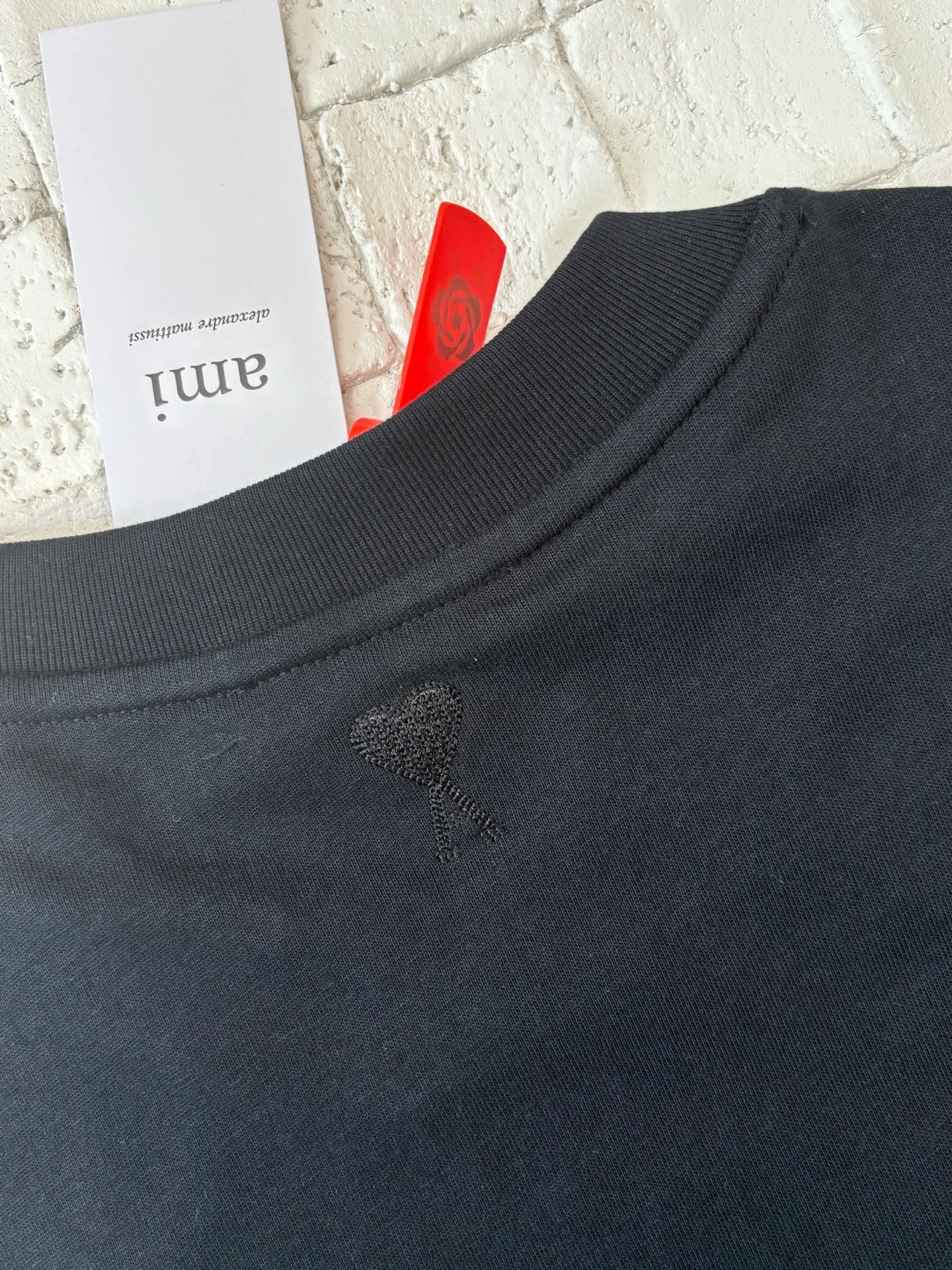 🅿️260 Ami Paris*/25Ss new capsule embroidery short-sleeved T-shirt. Customized luxurious and high-quality cotton essence. Soft and delicate, comfortable and skin-friendly. Pure beige as the main color, as soft and tolerant as clouds. Blue, white and red AMI capsule embroidery on the chest. The collision of blue, white and red colors is like a smart artistic symbol. It complements the rear ❤️A to add brand recognition with a minimalist shape. Contains the soul of fashion, adopts imported machine embroidery technology, uses advanced computer control systems and precision mechanical components to realize Ami capsule three-color embroidery and ❤️A embroidery operations with high precision, smooth and delicate lines Size: S/M/L/XL