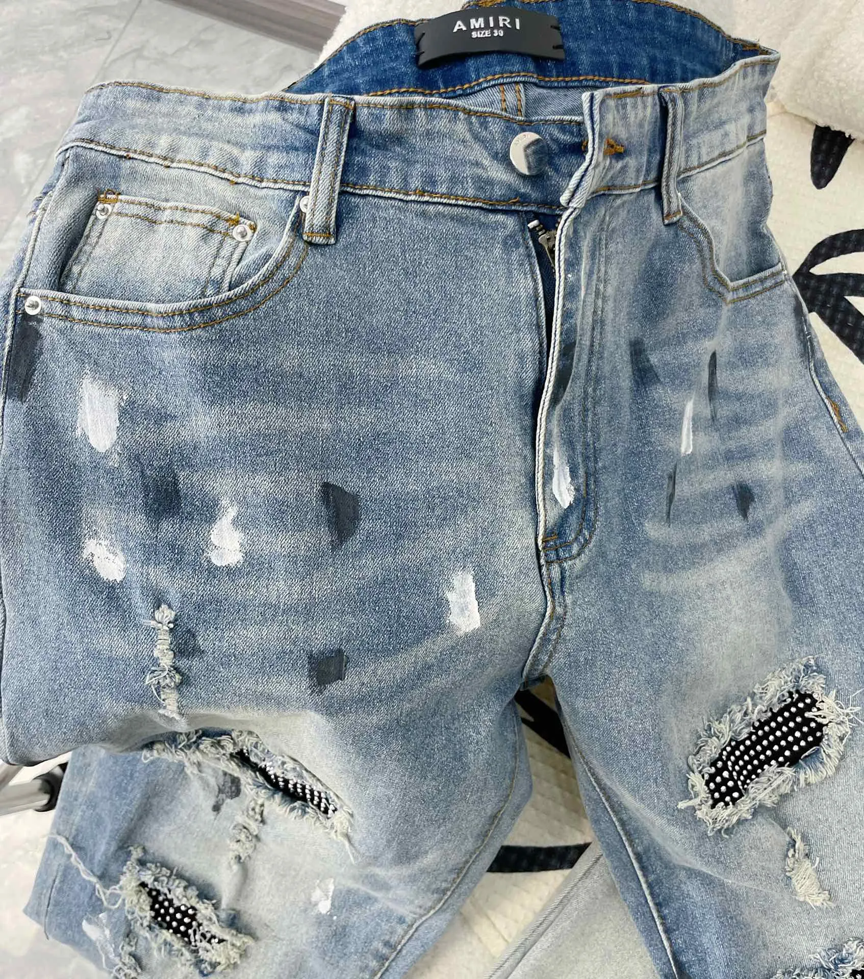 P260 Heavy Industry Version🔥 Item No.: A02 Style: AMIRI MX1 White Diamond Splashed Ink Hot Diamond High Street Jeans Slim Fit Stretch Washed Knife Hole Trousers Produced by a Large Washing Factory Front and Back Whiskers on the trouser legs are faded Full of high-end sense Partial destruction of the knees with leather design Already used as facade design Leather waist nameplate Customized crotch department placket hardware with engraved molding The focus of this style is not on washing, but on the shape and pattern of damage. The secret lies in the craftsmanship of the master. The cost of post-processing, grinding, machining, knife cutting, etc. These hand-made products are far beyond comparison with assembly line products. Size #28-34➡️S-XL Color #Washed Blue