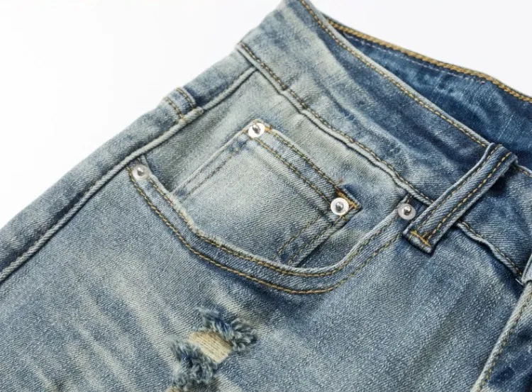 #N21 P246💰 (Top version) AMIRI hot-selling high street jeans, slim-fit stretch washed knife-cut trousers for men, AMIRI amiri is transliterated as Emil, which is the name of the founder. Mike Amiri, the founder of amiri, grew up in Los Angeles, USA. He was influenced by local street culture and Punk Rock since he was a child, so he founded the amiri brand named after himself. A variety of trendy clothing meets the needs of different fashion players. Amiri clothing has novel and unique styles and is a well-known street brand in the United States. The styles and styles of many clothes are loved by many street photographers. The various clothing styles meet the dressing needs of different people, show their unique temperament, and show the trend of dressing. amiri's jeans are relatively famous. Not only do they have many styles, but the quality of the jeans is also very good. Many celebrities have also worn amiri brand jeans. Color: Picture color Size: 28, 30, 32, 34, 36 28 30 32 34 36 Waist 71 76 81 86 91 Qianlang 26.5 27.5 28.5 29.5 30.5 Hou Lang 37 38 39 40 41 Foot 14 14.8 15.6 16.4 17.2 Foreign Minister 100 102 104 106 107