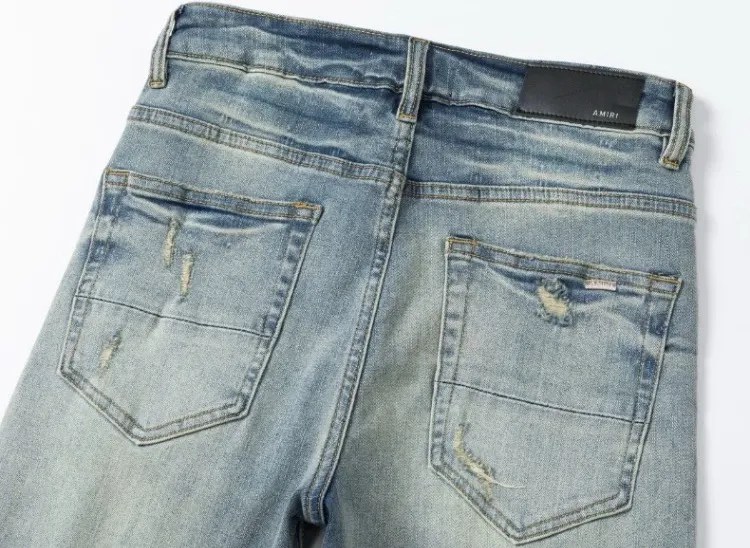 #N21 P246💰 (Top version) AMIRI hot-selling high street jeans, slim-fit stretch washed knife-cut trousers for men, AMIRI amiri is transliterated as Emil, which is the name of the founder. Mike Amiri, the founder of amiri, grew up in Los Angeles, USA. He was influenced by local street culture and Punk Rock since he was a child, so he founded the amiri brand named after himself. A variety of trendy clothing meets the needs of different fashion players. Amiri clothing has novel and unique styles and is a well-known street brand in the United States. The styles and styles of many clothes are loved by many street photographers. The various clothing styles meet the dressing needs of different people, show their unique temperament, and show the trend of dressing. amiri's jeans are relatively famous. Not only do they have many styles, but the quality of the jeans is also very good. Many celebrities have also worn amiri brand jeans. Color: Picture color Size: 28, 30, 32, 34, 36 28 30 32 34 36 Waist 71 76 81 86 91 Qianlang 26.5 27.5 28.5 29.5 30.5 Hou Lang 37 38 39 40 41 Foot 14 14.8 15.6 16.4 17.2 Foreign Minister 100 102 104 106 107