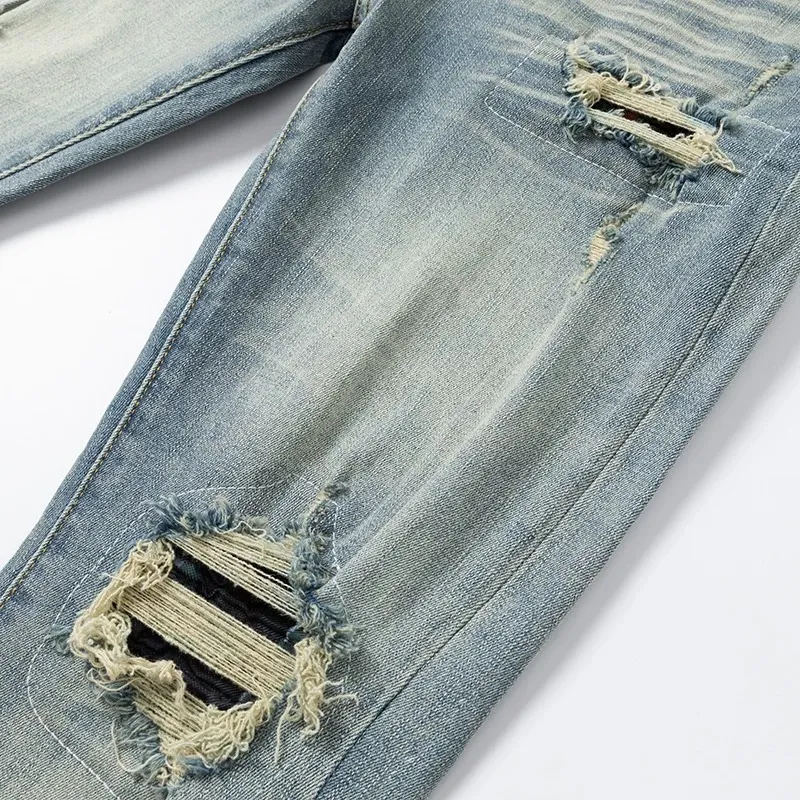 #N21 P246💰 (Top version) AMIRI hot-selling high street jeans, slim-fit stretch washed knife-cut trousers for men, AMIRI amiri is transliterated as Emil, which is the name of the founder. Mike Amiri, the founder of amiri, grew up in Los Angeles, USA. He was influenced by local street culture and Punk Rock since he was a child, so he founded the amiri brand named after himself. A variety of trendy clothing meets the needs of different fashion players. Amiri clothing has novel and unique styles and is a well-known street brand in the United States. The styles and styles of many clothes are loved by many street photographers. The various clothing styles meet the dressing needs of different people, show their unique temperament, and show the trend of dressing. amiri's jeans are relatively famous. Not only do they have many styles, but the quality of the jeans is also very good. Many celebrities have also worn amiri brand jeans. Color: Picture color Size: 28, 30, 32, 34, 36 28 30 32 34 36 Waist 71 76 81 86 91 Qianlang 26.5 27.5 28.5 29.5 30.5 Hou Lang 37 38 39 40 41 Foot 14 14.8 15.6 16.4 17.2 Foreign Minister 100 102 104 106 107
