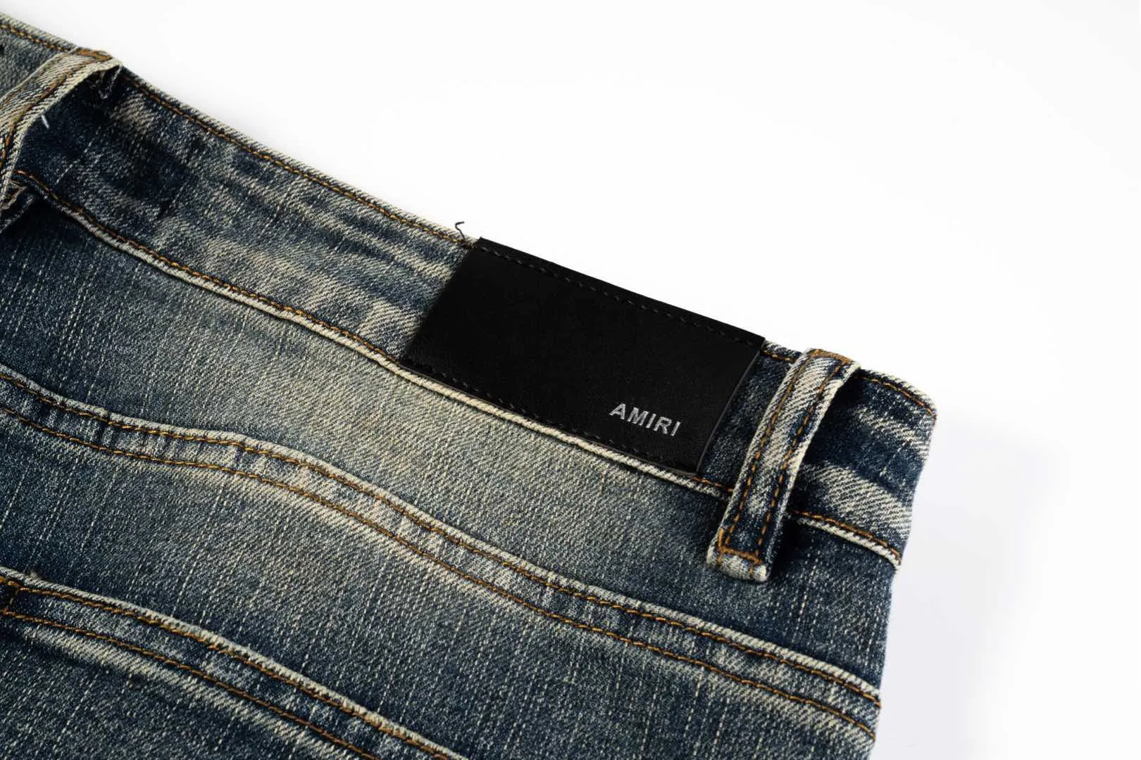 P240 AMIRI Washed and Distressed High Street Slim Jeans and Trousers - In recent years, high street has become an increasingly common word in men's clothing. High street style has also become an important direction for everyone to match. High street related items are basically inseparable from oversize or off-shoulder tops. The lower body is paired with trackpants or tight-fitting denim. In my opinion, the most representative one is perhaps the denim. Operated by Ningbo washing factory. Front and back. Cat whiskers on trouser legs to play with beautiful fading. Full of high-end feel, the knee-part destroyed design is combined with the patchwork design. It has been used as a facade design. Leather waist nameplate. Customized crotch placket hardware. Engraved molding. Style number: 1629# Size: 30 32 34 36 38