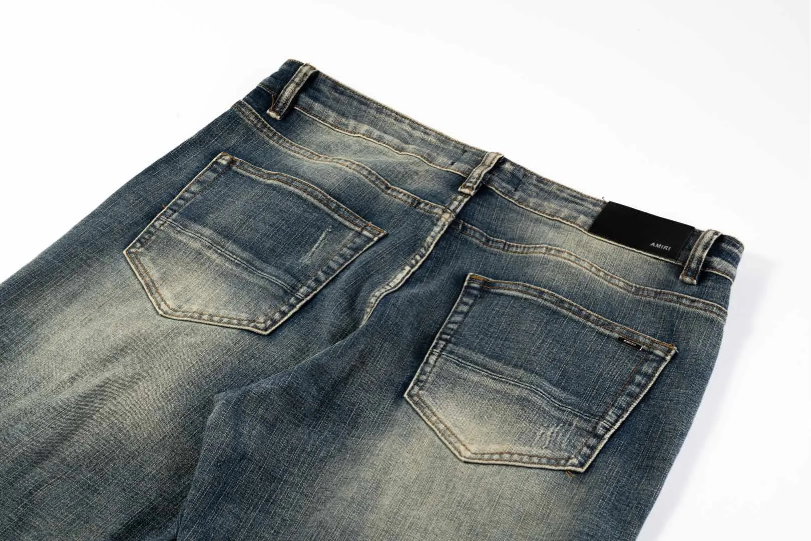P240 AMIRI Washed and Distressed High Street Slim Jeans and Trousers - In recent years, high street has become an increasingly common word in men's clothing. High street style has also become an important direction for everyone to match. High street related items are basically inseparable from oversize or off-shoulder tops. The lower body is paired with trackpants or tight-fitting denim. In my opinion, the most representative one is perhaps the denim. Operated by Ningbo washing factory. Front and back. Cat whiskers on trouser legs to play with beautiful fading. Full of high-end feel, the knee-part destroyed design is combined with the patchwork design. It has been used as a facade design. Leather waist nameplate. Customized crotch placket hardware. Engraved molding. Style number: 1629# Size: 30 32 34 36 38