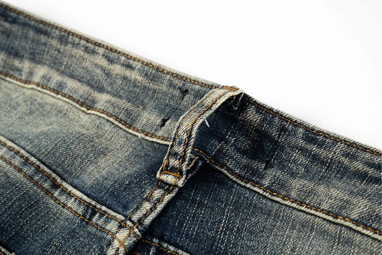 P240 AMIRI Washed and Distressed High Street Slim Jeans and Trousers - In recent years, high street has become an increasingly common word in men's clothing. High street style has also become an important direction for everyone to match. High street related items are basically inseparable from oversize or off-shoulder tops. The lower body is paired with trackpants or tight-fitting denim. In my opinion, the most representative one is perhaps the denim. Operated by Ningbo washing factory. Front and back. Cat whiskers on trouser legs to play with beautiful fading. Full of high-end feel, the knee-part destroyed design is combined with the patchwork design. It has been used as a facade design. Leather waist nameplate. Customized crotch placket hardware. Engraved molding. Style number: 1629# Size: 30 32 34 36 38