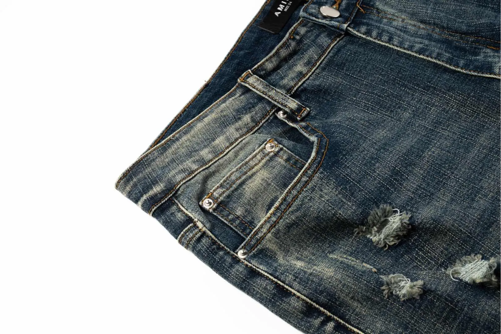 P240 AMIRI Washed and Distressed High Street Slim Jeans and Trousers - In recent years, high street has become an increasingly common word in men's clothing. High street style has also become an important direction for everyone to match. High street related items are basically inseparable from oversize or off-shoulder tops. The lower body is paired with trackpants or tight-fitting denim. In my opinion, the most representative one is perhaps the denim. Operated by Ningbo washing factory. Front and back. Cat whiskers on trouser legs to play with beautiful fading. Full of high-end feel, the knee-part destroyed design is combined with the patchwork design. It has been used as a facade design. Leather waist nameplate. Customized crotch placket hardware. Engraved molding. Style number: 1629# Size: 30 32 34 36 38
