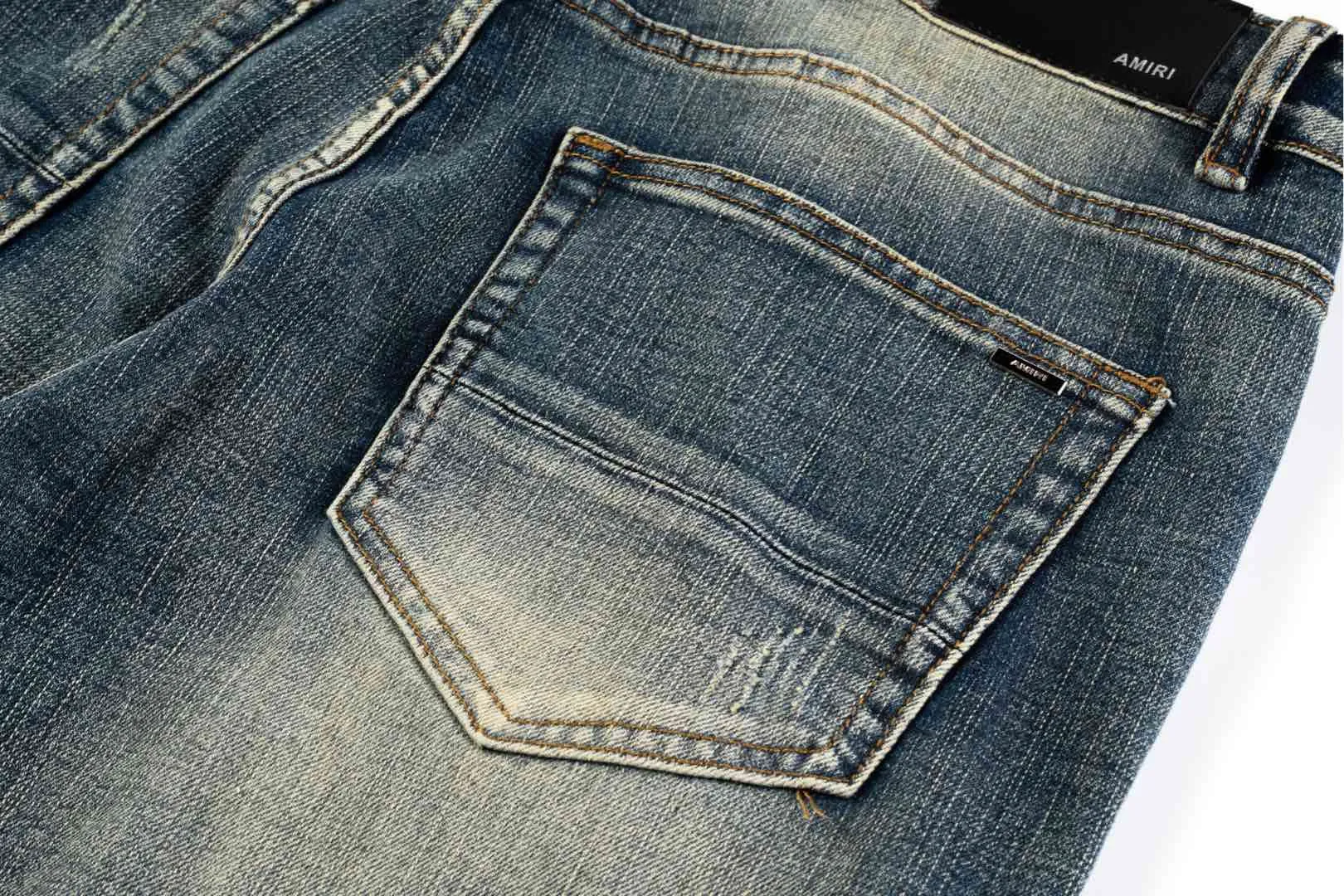 P240 AMIRI Washed and Distressed High Street Slim Jeans and Trousers - In recent years, high street has become an increasingly common word in men's clothing. High street style has also become an important direction for everyone to match. High street related items are basically inseparable from oversize or off-shoulder tops. The lower body is paired with trackpants or tight-fitting denim. In my opinion, the most representative one is perhaps the denim. Operated by Ningbo washing factory. Front and back. Cat whiskers on trouser legs to play with beautiful fading. Full of high-end feel, the knee-part destroyed design is combined with the patchwork design. It has been used as a facade design. Leather waist nameplate. Customized crotch placket hardware. Engraved molding. Style number: 1629# Size: 30 32 34 36 38