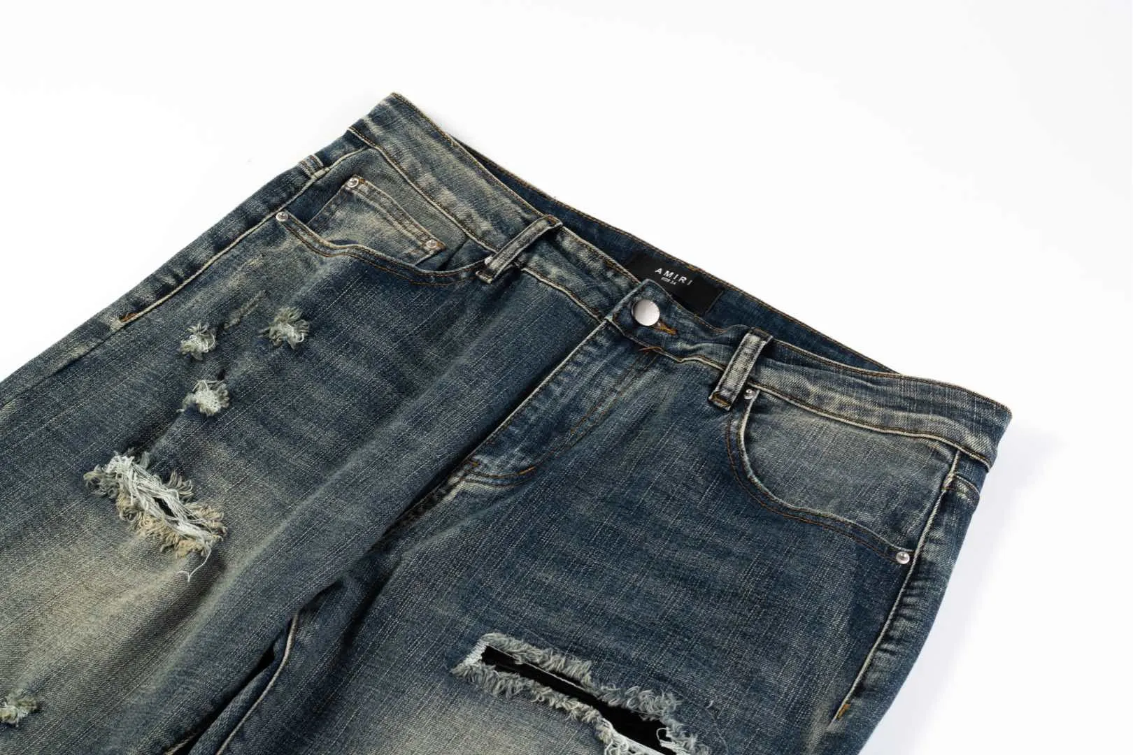 P240 AMIRI Washed and Distressed High Street Slim Jeans and Trousers - In recent years, high street has become an increasingly common word in men's clothing. High street style has also become an important direction for everyone to match. High street related items are basically inseparable from oversize or off-shoulder tops. The lower body is paired with trackpants or tight-fitting denim. In my opinion, the most representative one is perhaps the denim. Operated by Ningbo washing factory. Front and back. Cat whiskers on trouser legs to play with beautiful fading. Full of high-end feel, the knee-part destroyed design is combined with the patchwork design. It has been used as a facade design. Leather waist nameplate. Customized crotch placket hardware. Engraved molding. Style number: 1629# Size: 30 32 34 36 38