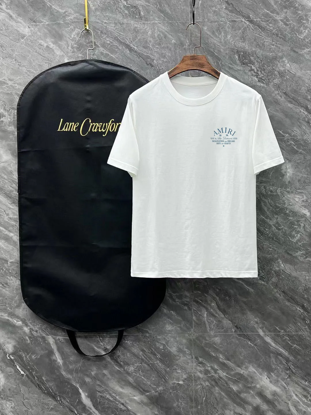 P150 AMIRI# 2025 spring and summer new style debut counter, the latest short-sleeved round neck T-shirt, high-end custom design, avant-garde and fashionable! The brand logo is designed with heavy craftsmanship. High-end customized 250g Xinjiang long-staple cotton fabric. Soft to the touch. Comfortable to wear. Exquisite stitching at the counter level. Fine workmanship. The upper body effect is incomparably handsome! A must-have item for a stylish man! Color: black. White! Size: S M L