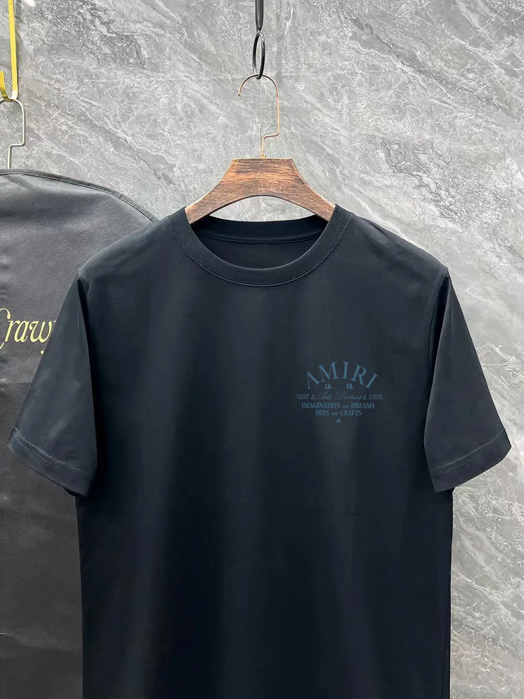 P150 AMIRI# 2025 spring and summer new style debut counter, the latest short-sleeved round neck T-shirt, high-end custom design, avant-garde and fashionable! The brand logo is designed with heavy craftsmanship. High-end customized 250g Xinjiang long-staple cotton fabric. Soft to the touch. Comfortable to wear. Exquisite stitching at the counter level. Fine workmanship. The upper body effect is incomparably handsome! A must-have item for a stylish man! Color: black. White! Size: S M L