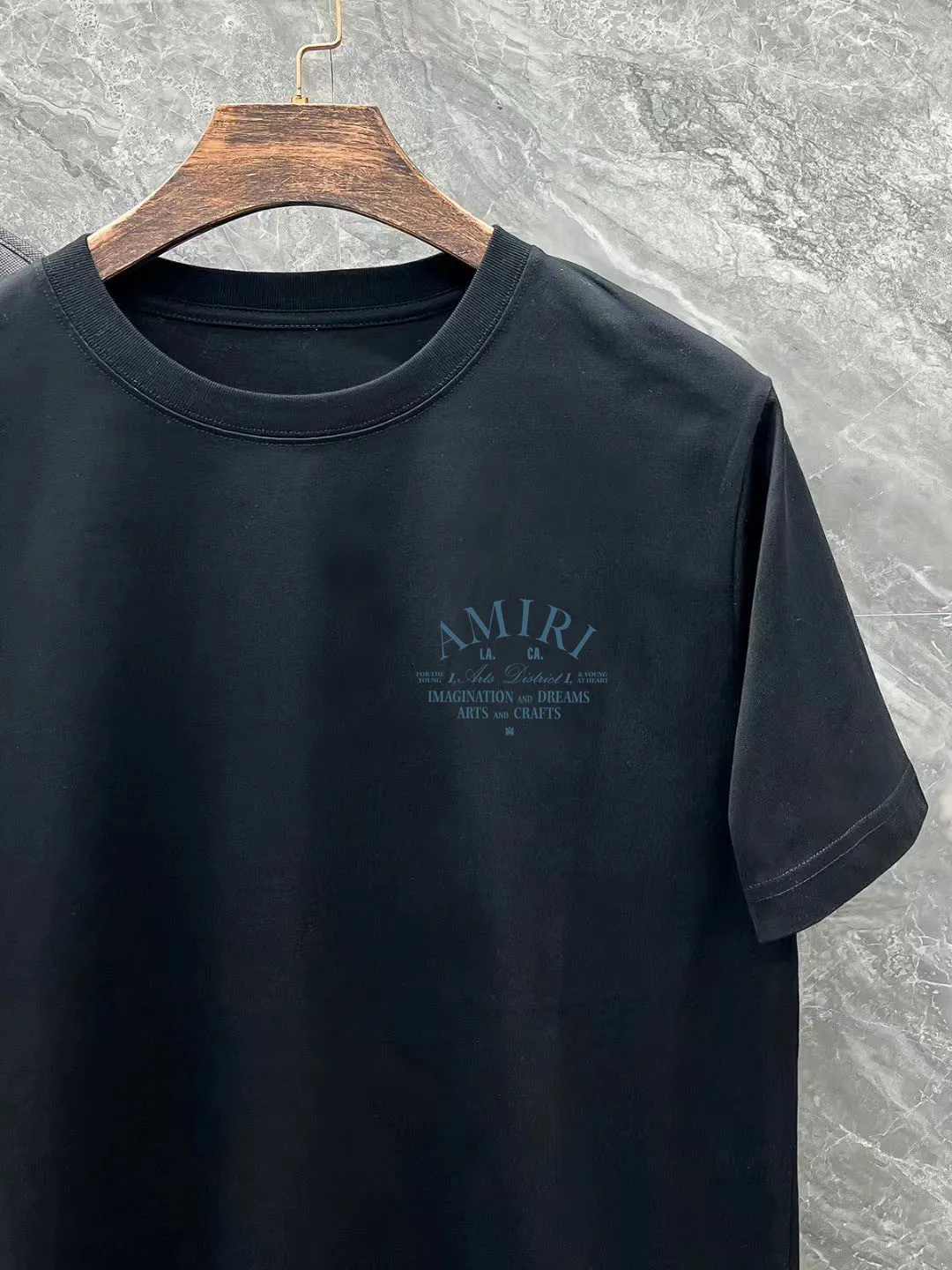 P150 AMIRI# 2025 spring and summer new style debut counter, the latest short-sleeved round neck T-shirt, high-end custom design, avant-garde and fashionable! The brand logo is designed with heavy craftsmanship. High-end customized 250g Xinjiang long-staple cotton fabric. Soft to the touch. Comfortable to wear. Exquisite stitching at the counter level. Fine workmanship. The upper body effect is incomparably handsome! A must-have item for a stylish man! Color: black. White! Size: S M L