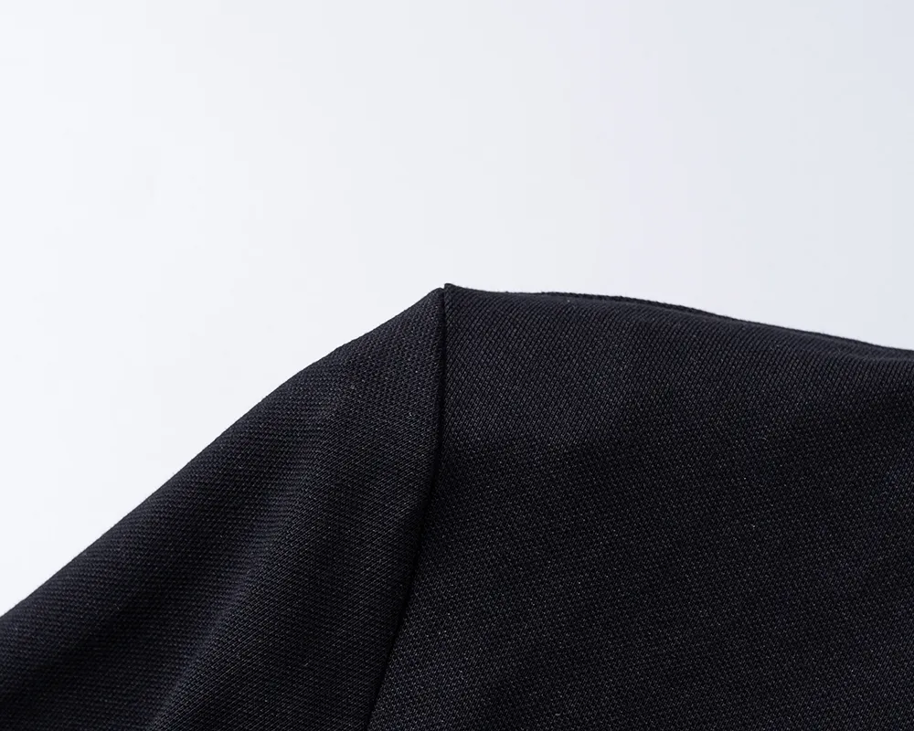 P150 Mili's 2026 spring and summer official website's new lapel T-shirt is made of mercerized pearl fabric and embroidered on the chest. It is handsome, the fabric is comfortable, the workmanship is rigorous, and the threads are neatly routed. Good upper body effect·Size M-3XL black