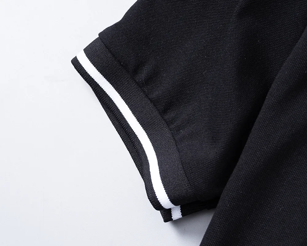 P150 Mili's 2026 spring and summer official website's new lapel T-shirt is made of mercerized pearl fabric and embroidered on the chest. It is handsome, the fabric is comfortable, the workmanship is rigorous, and the threads are neatly routed. Good upper body effect·Size M-3XL black
