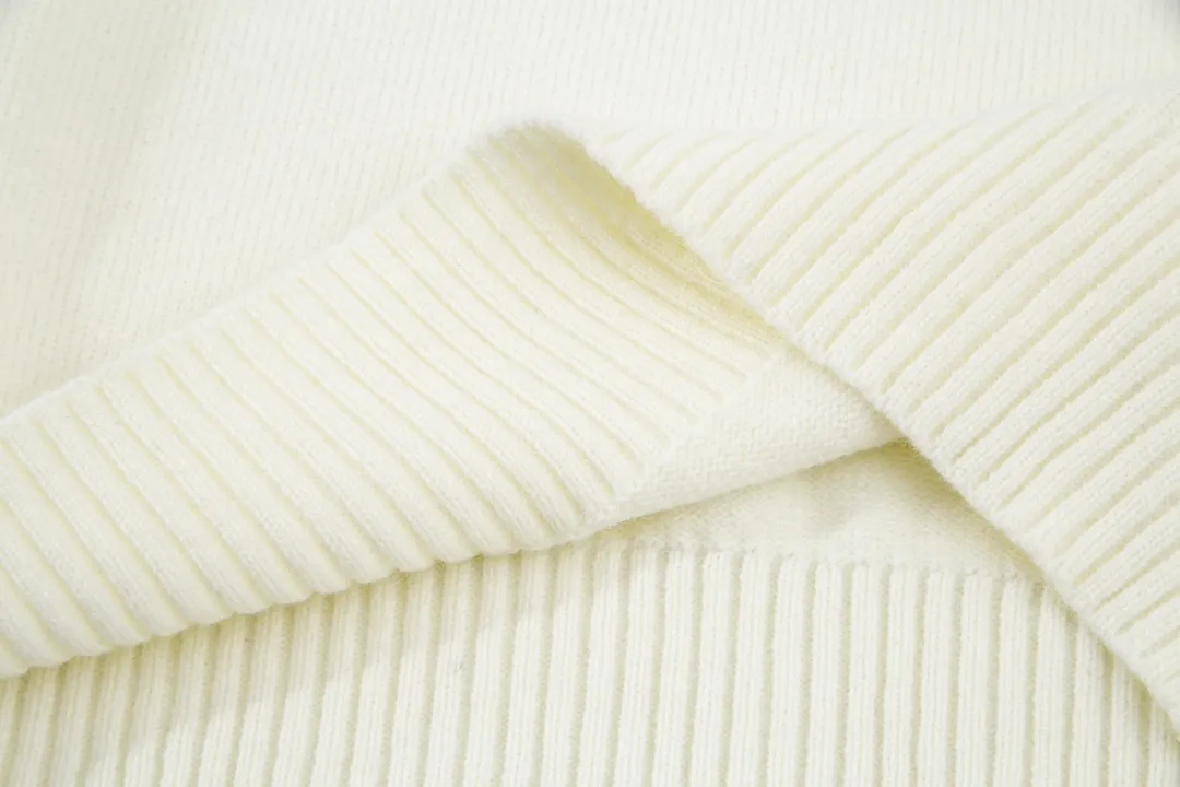 A8146# [Christmas Capsule Series] AMI Paris 2023 Autumn and Winter New Product Silver Big Heart Alpaca Blended Soft and Waxy Knitted Round Neck Sweater Oversize Version Same Style for Men and Women Color: Off-White Size: S-XL