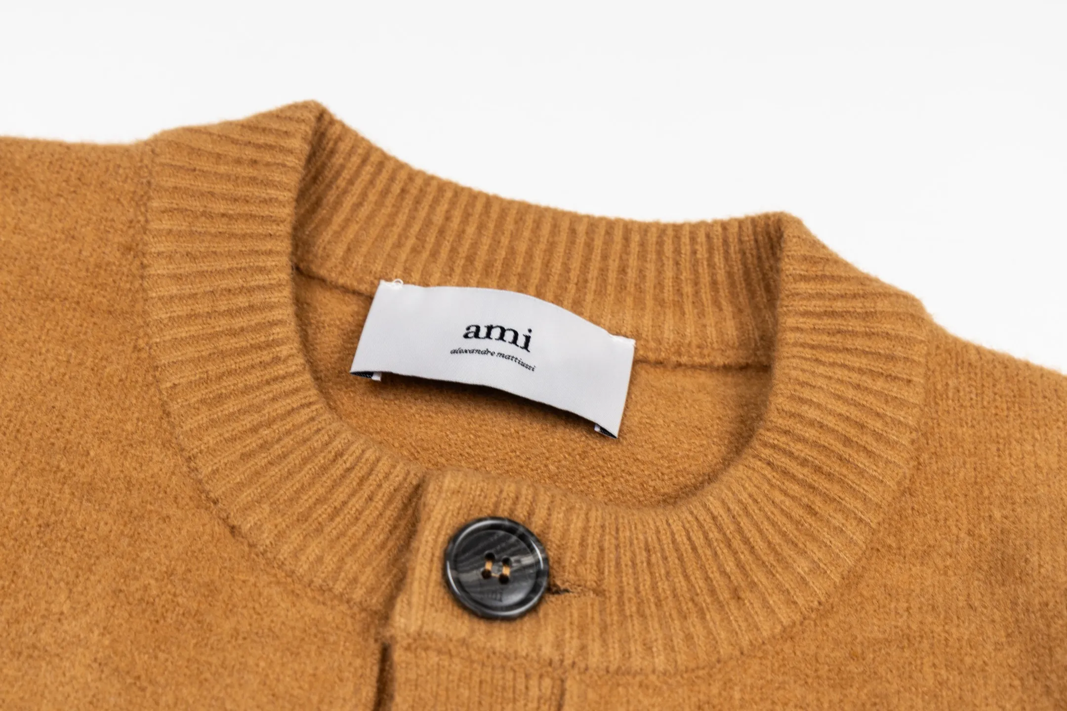 🅿️600 [Exclusive supply] Ami love jacquard double pocket knitted cardigan (brown). The original purchase was purchased for 3,399 and developed. The fabric is made of alpaca wool to maintain a stable pattern. The stitching is even and firm, and the details are meticulously handled, reflecting the brand's strict control over quality. The overall design is simple and elegant, suitable for various occasions. Whether it is business or leisure, it can show an elegant and decent style. The overall wiring is straight and delicate, the fabric is comfortable and soft, and the color is consistent without color difference. It can be matched with the same style to create a fashionable look, and can be used in various occasions. Customized accessories, complete with three standards, the same style for men and women. Size:S-M-L-XL