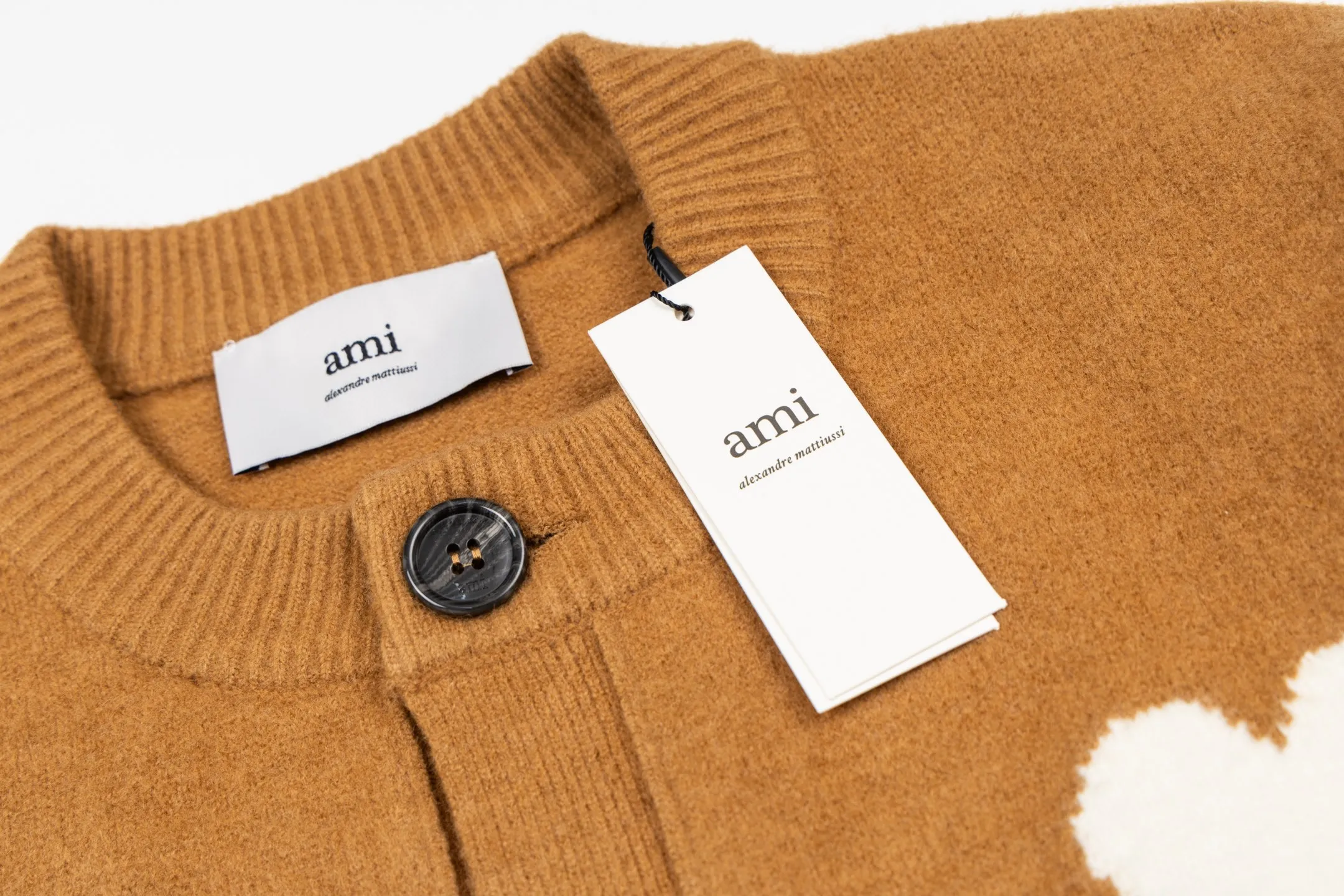 🅿️600 [Exclusive supply] Ami love jacquard double pocket knitted cardigan (brown). The original purchase was purchased for 3,399 and developed. The fabric is made of alpaca wool to maintain a stable pattern. The stitching is even and firm, and the details are meticulously handled, reflecting the brand's strict control over quality. The overall design is simple and elegant, suitable for various occasions. Whether it is business or leisure, it can show an elegant and decent style. The overall wiring is straight and delicate, the fabric is comfortable and soft, and the color is consistent without color difference. It can be matched with the same style to create a fashionable look, and can be used in various occasions. Customized accessories, complete with three standards, the same style for men and women. Size:S-M-L-XL