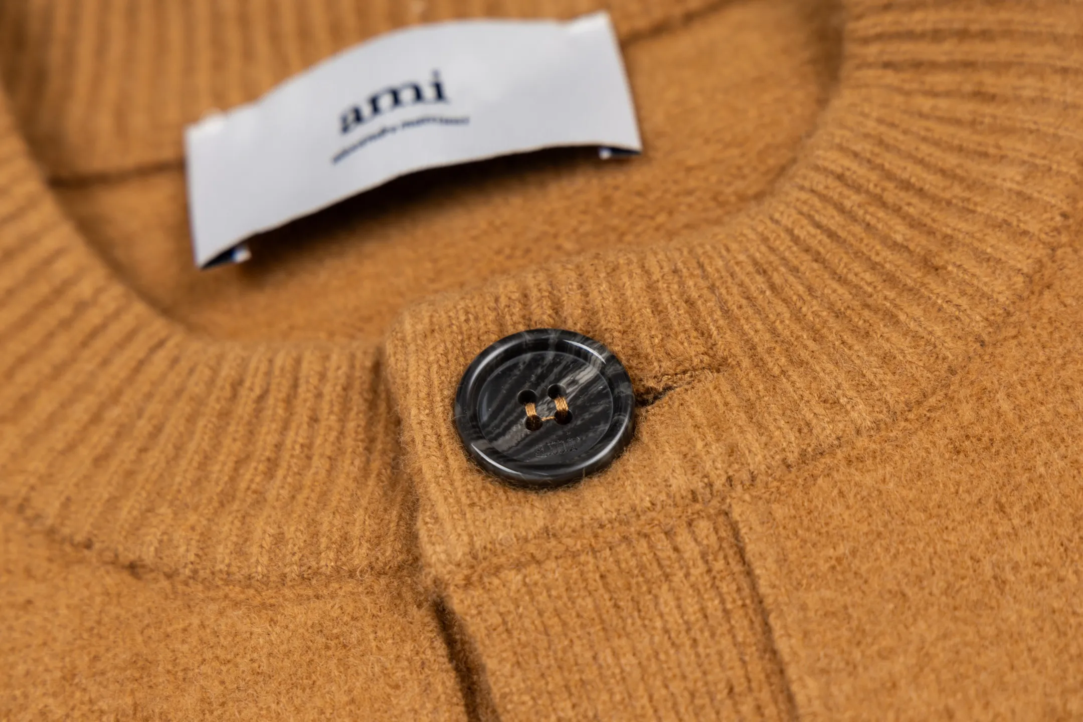 🅿️600 [Exclusive supply] Ami love jacquard double pocket knitted cardigan (brown). The original purchase was purchased for 3,399 and developed. The fabric is made of alpaca wool to maintain a stable pattern. The stitching is even and firm, and the details are meticulously handled, reflecting the brand's strict control over quality. The overall design is simple and elegant, suitable for various occasions. Whether it is business or leisure, it can show an elegant and decent style. The overall wiring is straight and delicate, the fabric is comfortable and soft, and the color is consistent without color difference. It can be matched with the same style to create a fashionable look, and can be used in various occasions. Customized accessories, complete with three standards, the same style for men and women. Size:S-M-L-XL
