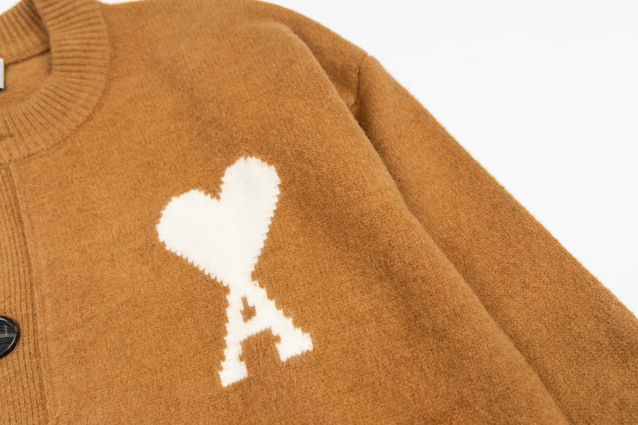 🅿️600 [Exclusive supply] Ami love jacquard double pocket knitted cardigan (brown). The original purchase was purchased for 3,399 and developed. The fabric is made of alpaca wool to maintain a stable pattern. The stitching is even and firm, and the details are meticulously handled, reflecting the brand's strict control over quality. The overall design is simple and elegant, suitable for various occasions. Whether it is business or leisure, it can show an elegant and decent style. The overall wiring is straight and delicate, the fabric is comfortable and soft, and the color is consistent without color difference. It can be matched with the same style to create a fashionable look, and can be used in various occasions. Customized accessories, complete with three standards, the same style for men and women. Size:S-M-L-XL