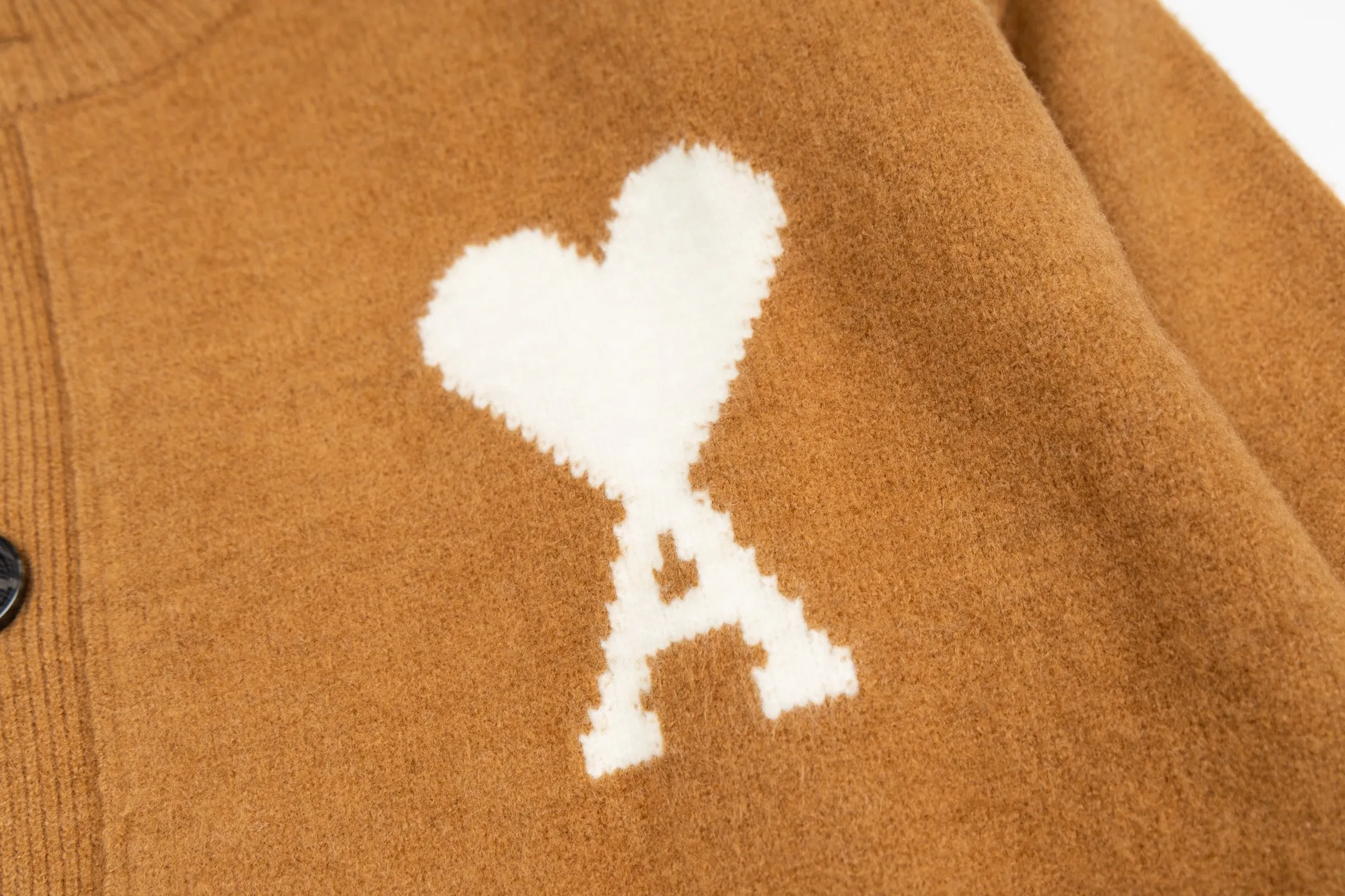 🅿️600 [Exclusive supply] Ami love jacquard double pocket knitted cardigan (brown). The original purchase was purchased for 3,399 and developed. The fabric is made of alpaca wool to maintain a stable pattern. The stitching is even and firm, and the details are meticulously handled, reflecting the brand's strict control over quality. The overall design is simple and elegant, suitable for various occasions. Whether it is business or leisure, it can show an elegant and decent style. The overall wiring is straight and delicate, the fabric is comfortable and soft, and the color is consistent without color difference. It can be matched with the same style to create a fashionable look, and can be used in various occasions. Customized accessories, complete with three standards, the same style for men and women. Size:S-M-L-XL