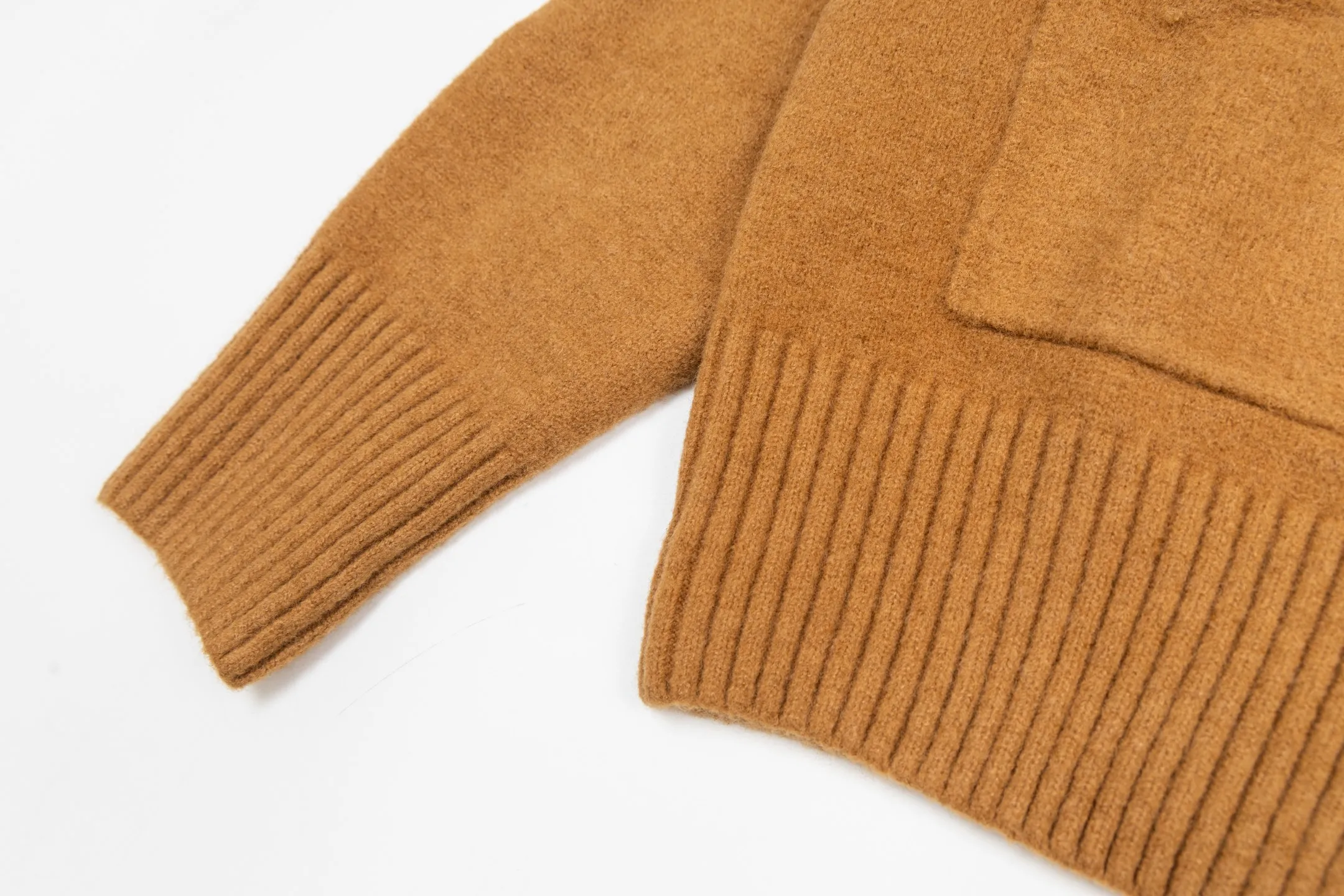 🅿️600 [Exclusive supply] Ami love jacquard double pocket knitted cardigan (brown). The original purchase was purchased for 3,399 and developed. The fabric is made of alpaca wool to maintain a stable pattern. The stitching is even and firm, and the details are meticulously handled, reflecting the brand's strict control over quality. The overall design is simple and elegant, suitable for various occasions. Whether it is business or leisure, it can show an elegant and decent style. The overall wiring is straight and delicate, the fabric is comfortable and soft, and the color is consistent without color difference. It can be matched with the same style to create a fashionable look, and can be used in various occasions. Customized accessories, complete with three standards, the same style for men and women. Size:S-M-L-XL