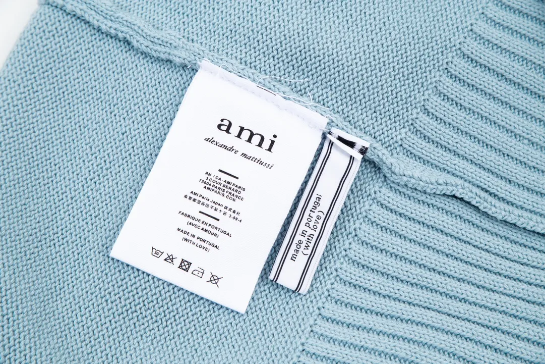 A086# AMI Paris2023 new product Sleeveless sweater vest vest with small love heart towel embroidery on the chest. Carefully woven with cotton and wool blended yarn. Same style for men and women. Color: black, white, blue. Size: S-XL