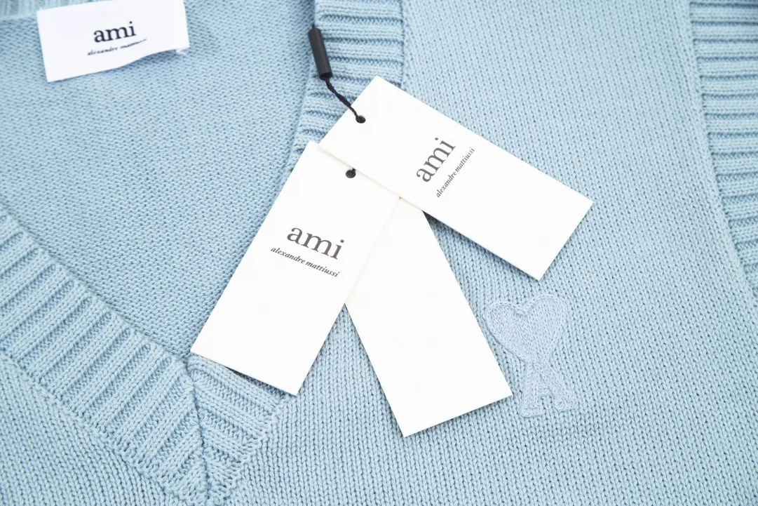 A086# AMI Paris2023 new product Sleeveless sweater vest vest with small love heart towel embroidery on the chest. Carefully woven with cotton and wool blended yarn. Same style for men and women. Color: black, white, blue. Size: S-XL