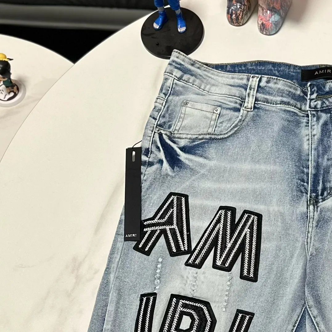 P170 Amiri classic embroidered leather distressed lettered denim slim shorts. Produced by a major washed factory. Full of high-end feel. Knee part damage design with patchwork design. Already used as a facade design. Leather waist nameplate. The focus of this style is not on washing, but on the shape and version of the damage. The secret lies in the craftsmanship of the master. The cost of post-production fraying, horse cutting, knife cutting, etc. These hand-made products are far beyond comparison with assembly line products. Color: Picture color Size: 30-32-34-36
