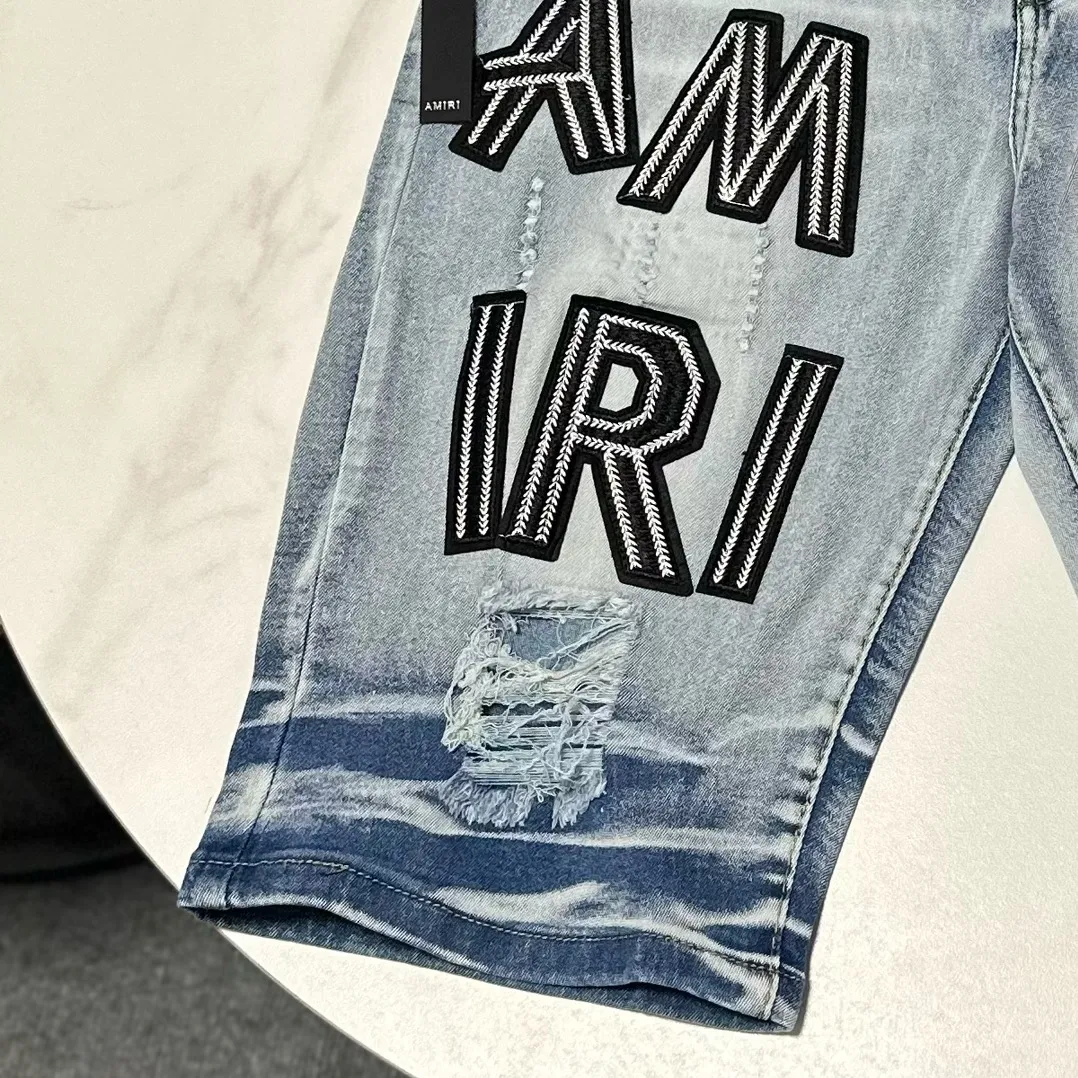 P170 Amiri classic embroidered leather distressed lettered denim slim shorts. Produced by a major washed factory. Full of high-end feel. Knee part damage design with patchwork design. Already used as a facade design. Leather waist nameplate. The focus of this style is not on washing, but on the shape and version of the damage. The secret lies in the craftsmanship of the master. The cost of post-production fraying, horse cutting, knife cutting, etc. These hand-made products are far beyond comparison with assembly line products. Color: Picture color Size: 30-32-34-36