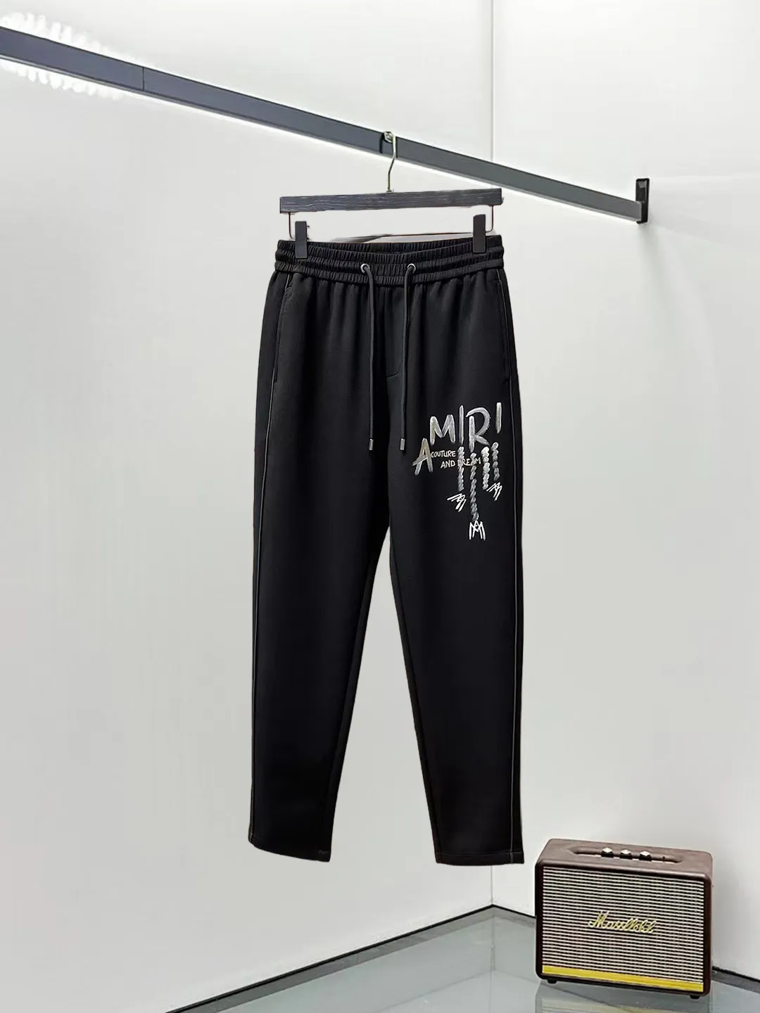 P280 Amiri 🆕2025 new autumn and winter casual pants! The official website will be released simultaneously. The brand's classic LOGO casual pants are made of customized fabrics, which are extremely comfortable and have a strong touch. Highly recognisable, perfect appearance and craftsmanship. Size: M-3XL