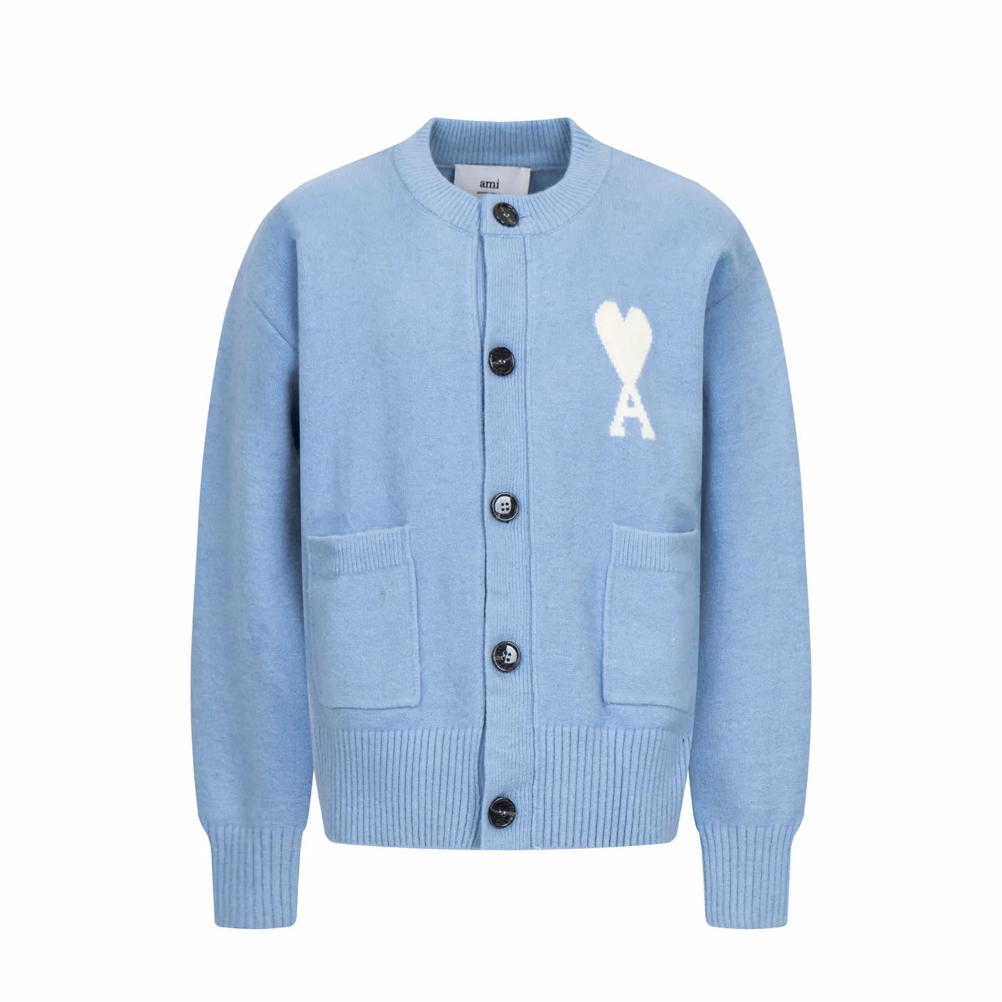 🅿️600 [Exclusive supply] Ami Love Jacquard Double Pocket Knitted Cardigan (Blue) The original version was purchased and developed for 3,399. The fabric is made of alpaca wool to maintain a stable pattern. The stitching is even and firm, and the details are meticulously handled, reflecting the brand's strict control over quality. The overall design is simple and elegant, suitable for various occasions. Whether it is business or leisure, it can show an elegant and decent style. The overall wiring is straight and delicate, the fabric is comfortable and soft, and the color is consistent without color difference. It can be matched with the same style to create a fashionable look, and can be used in various occasions. Customized accessories, complete with three standards, the same style for men and women. Size:S-M-L-XL
