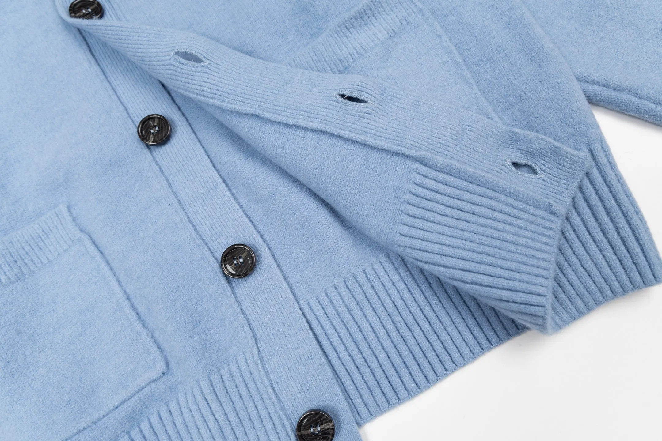 🅿️600 [Exclusive supply] Ami Love Jacquard Double Pocket Knitted Cardigan (Blue) The original version was purchased and developed for 3,399. The fabric is made of alpaca wool to maintain a stable pattern. The stitching is even and firm, and the details are meticulously handled, reflecting the brand's strict control over quality. The overall design is simple and elegant, suitable for various occasions. Whether it is business or leisure, it can show an elegant and decent style. The overall wiring is straight and delicate, the fabric is comfortable and soft, and the color is consistent without color difference. It can be matched with the same style to create a fashionable look, and can be used in various occasions. Customized accessories, complete with three standards, the same style for men and women. Size:S-M-L-XL